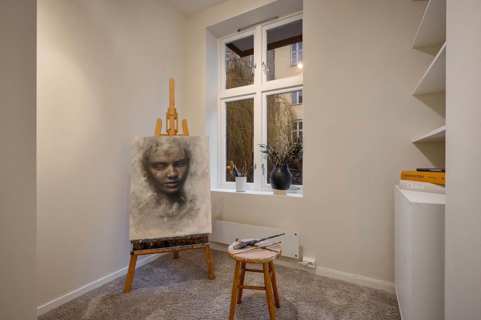 Soverommet vender ut mot en rolig bakgård. Galleribilde