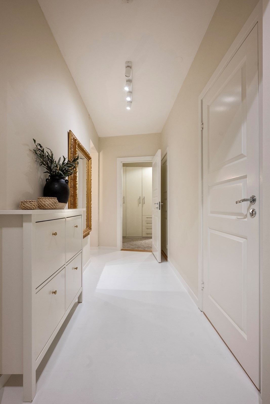 Entréen gir et godt førsteinntrykk av boligen og egner seg ypperlig til å ta imot middagsgjester. Galleribilde