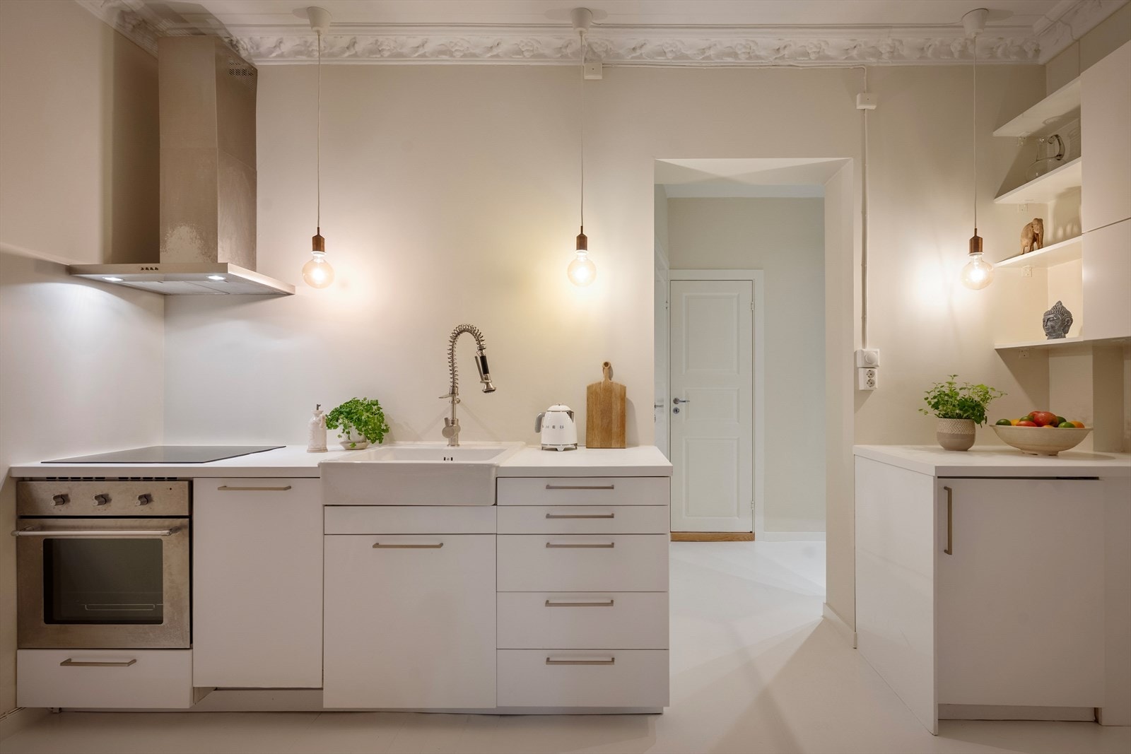 Kjøkkenet har en tidsriktig innredning fra 2013 med hvite, glatte fronter og laminat benkeplate. Galleribilde