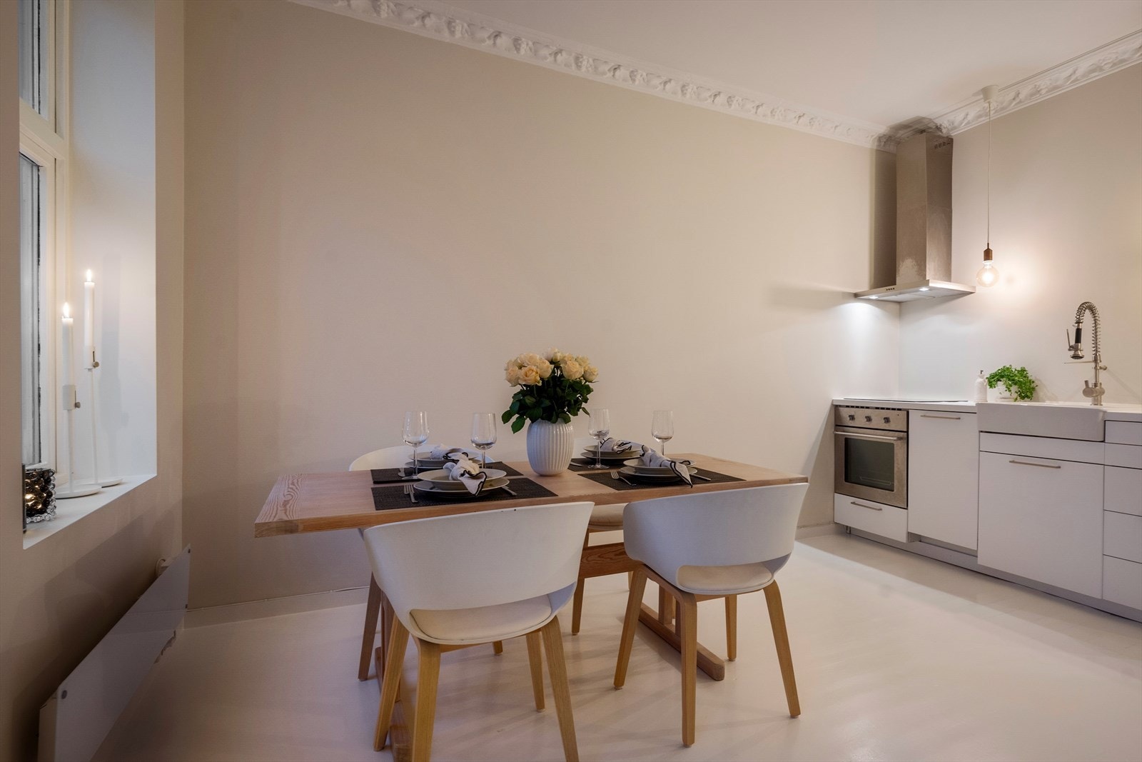 Boligens kjøkken blir sosialt med en åpen løsning til stuen. Galleribilde