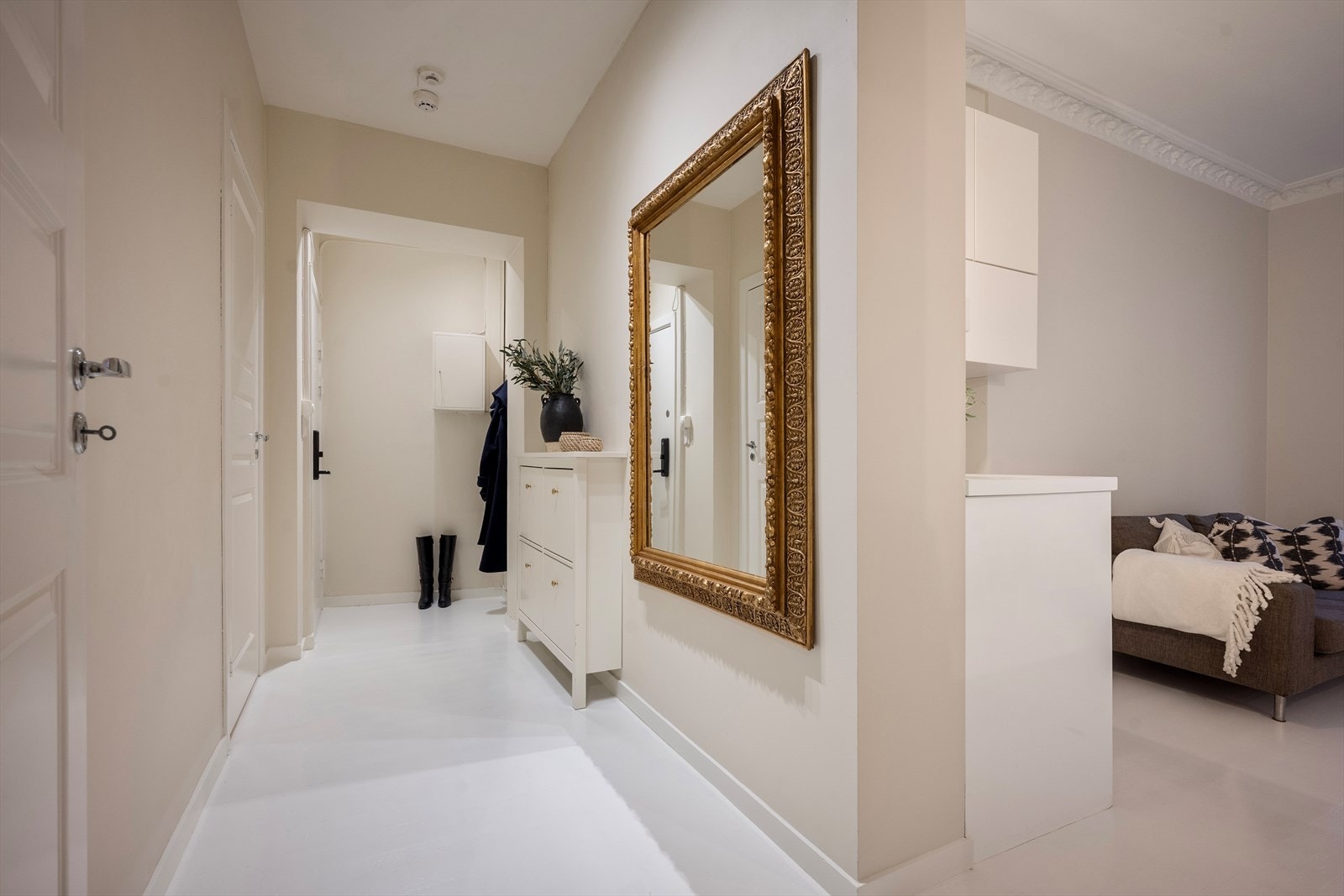 Entréen er lys med dørcalling og Yale Doorman, åpen garderobeløsning og god plass til oppbevaringsmøbler. Galleribilde