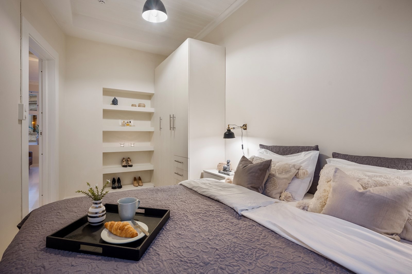 Soverommet vender ut mot en rolig bakgård. Galleribilde