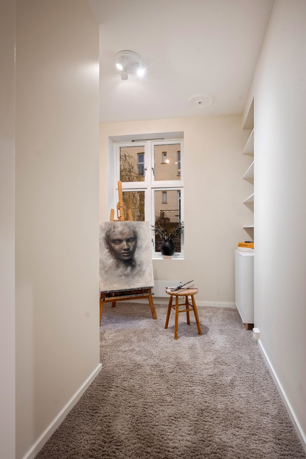 Boligens andre soverom egner seg ypperlig som gjesterom eller kontor, med plass til seng og tilhørende møblement. Galleribilde