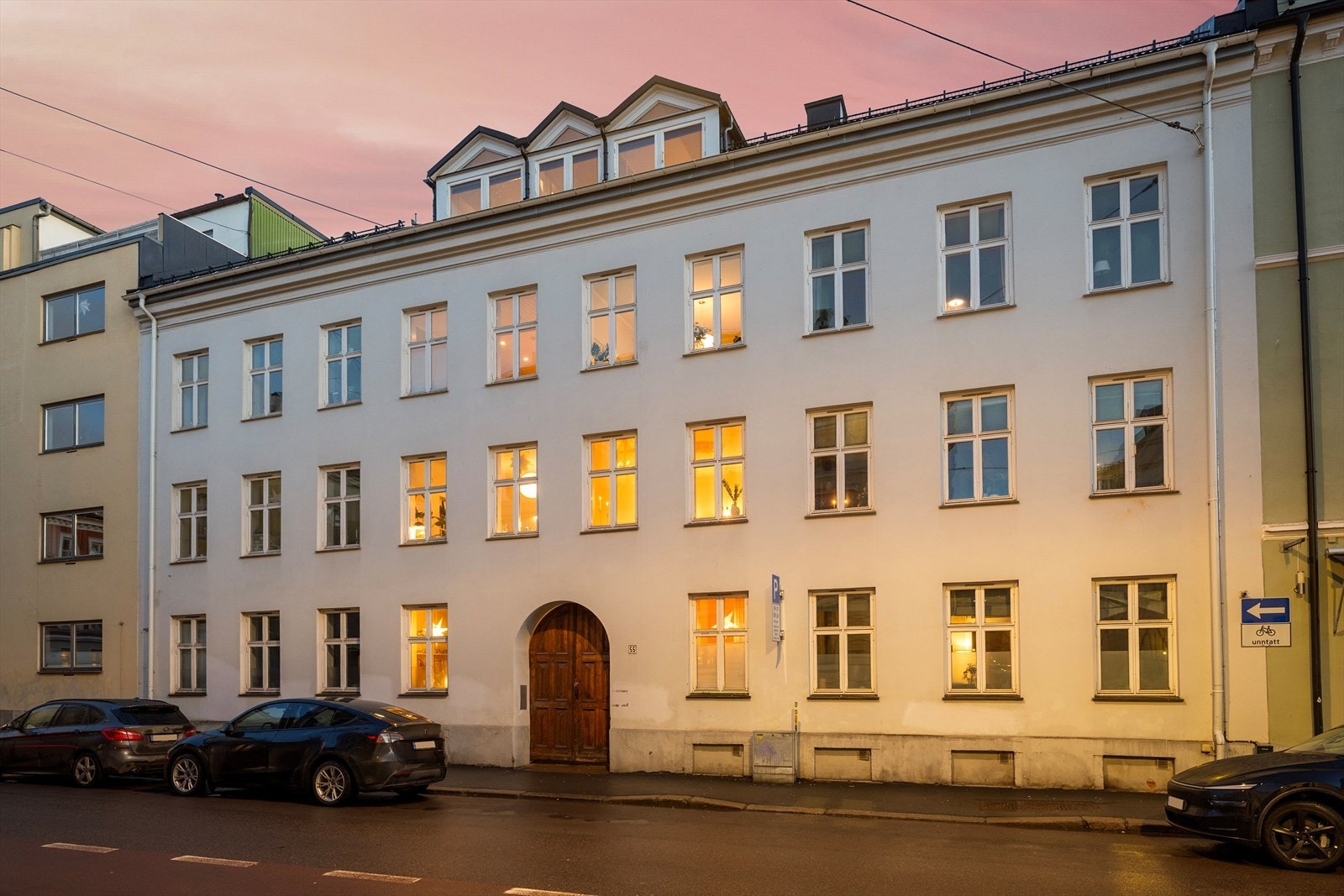 Leiligheten ligger i et populært og meget sentralt boligområde på Majorstuen i Oslo, men allikevel noe stille og tilbaketrukket. Det er nærhet til alle typer bymessige fasiliteter, samt flotte tur- og rekreasjonsområder Galleribilde