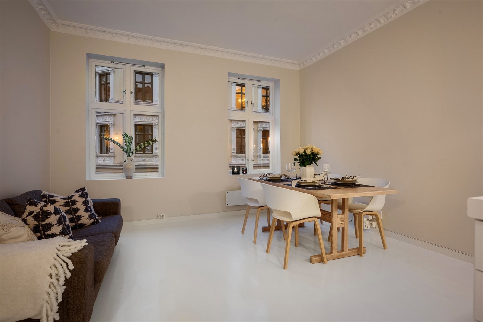 Oppholdsrommet byr på naturlige møbleringssoner. Galleribilde