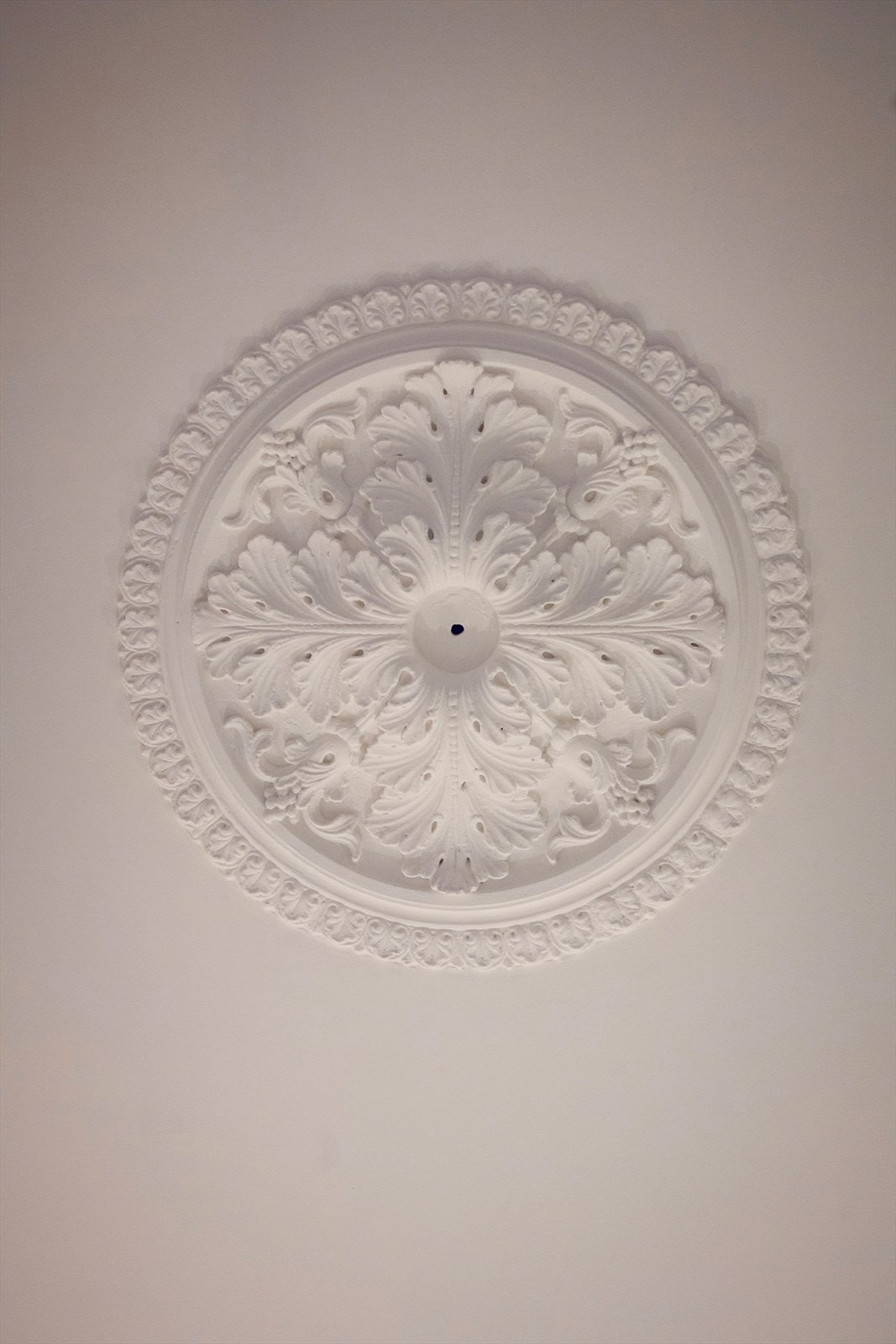 Leiligheten har fine detaljer med både stukkatur og rosett. Galleribilde