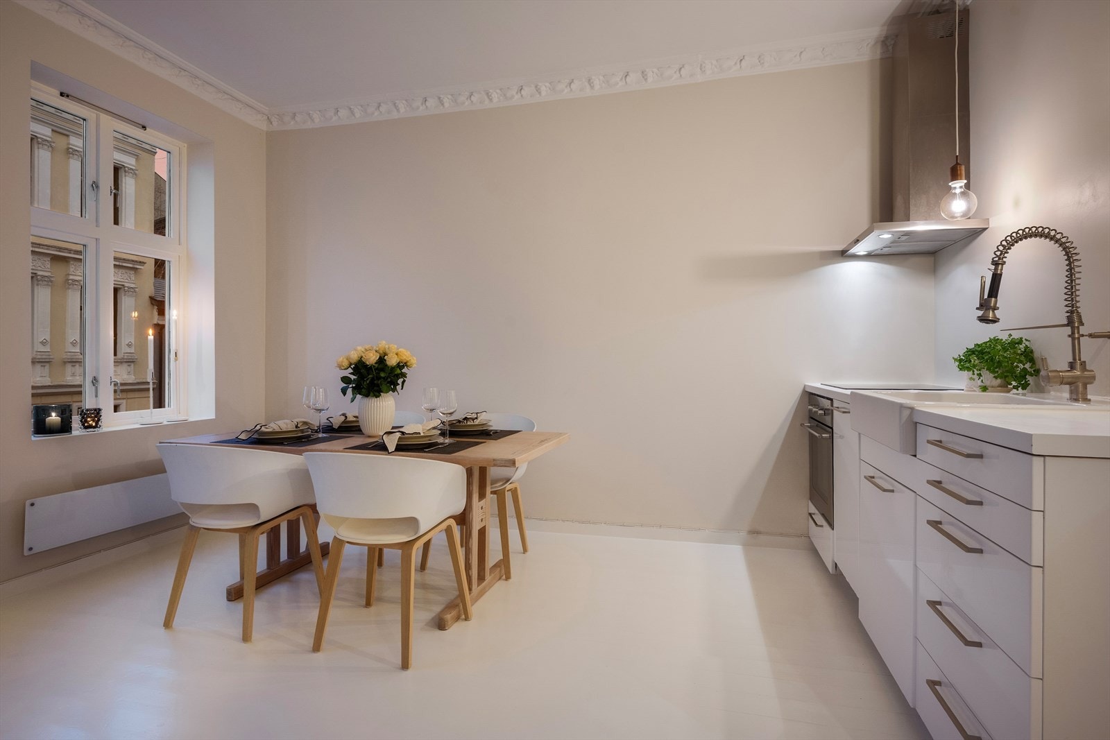 Oppholdsrommet får rikelig med naturlig lys fra store vindusflater og byr på generøs takhøyde. Galleribilde