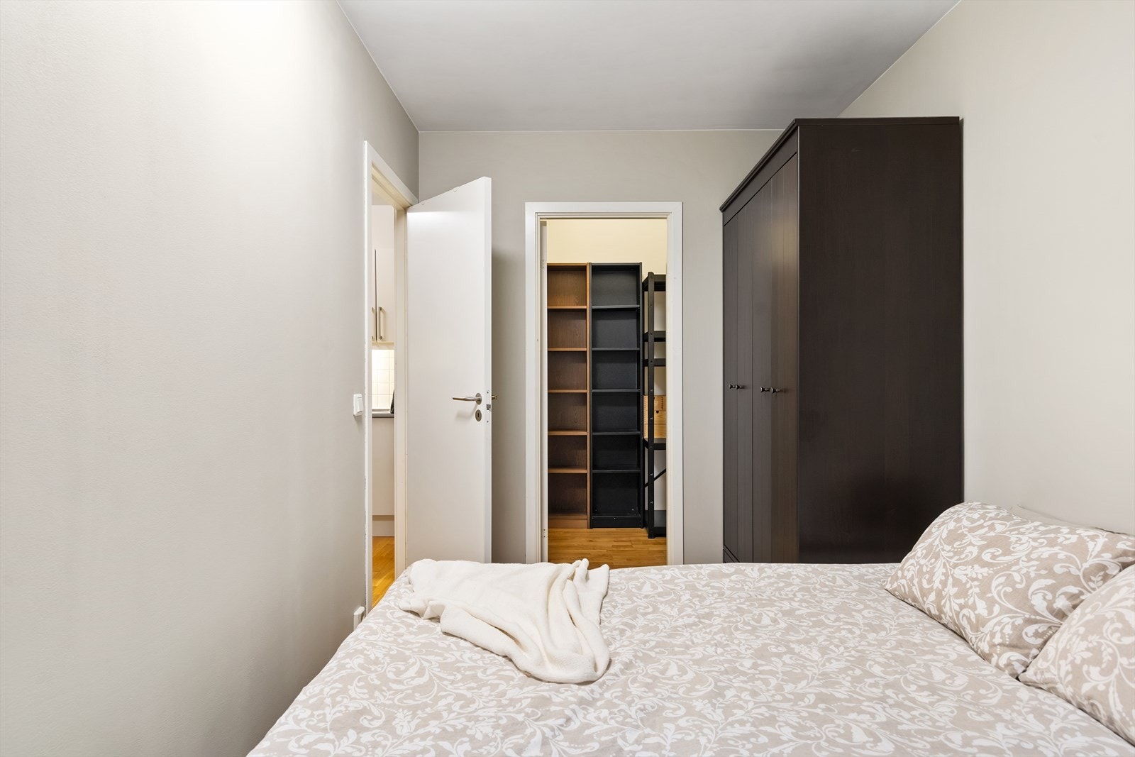 Videre har soverommet svært gode oppbevaringsmuligheter med en innvendig bod. Galleribilde