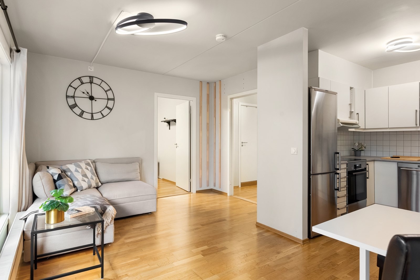 Leiligheten oppvarmes med radiatorer tilknyttet vannbåren varme. Galleribilde