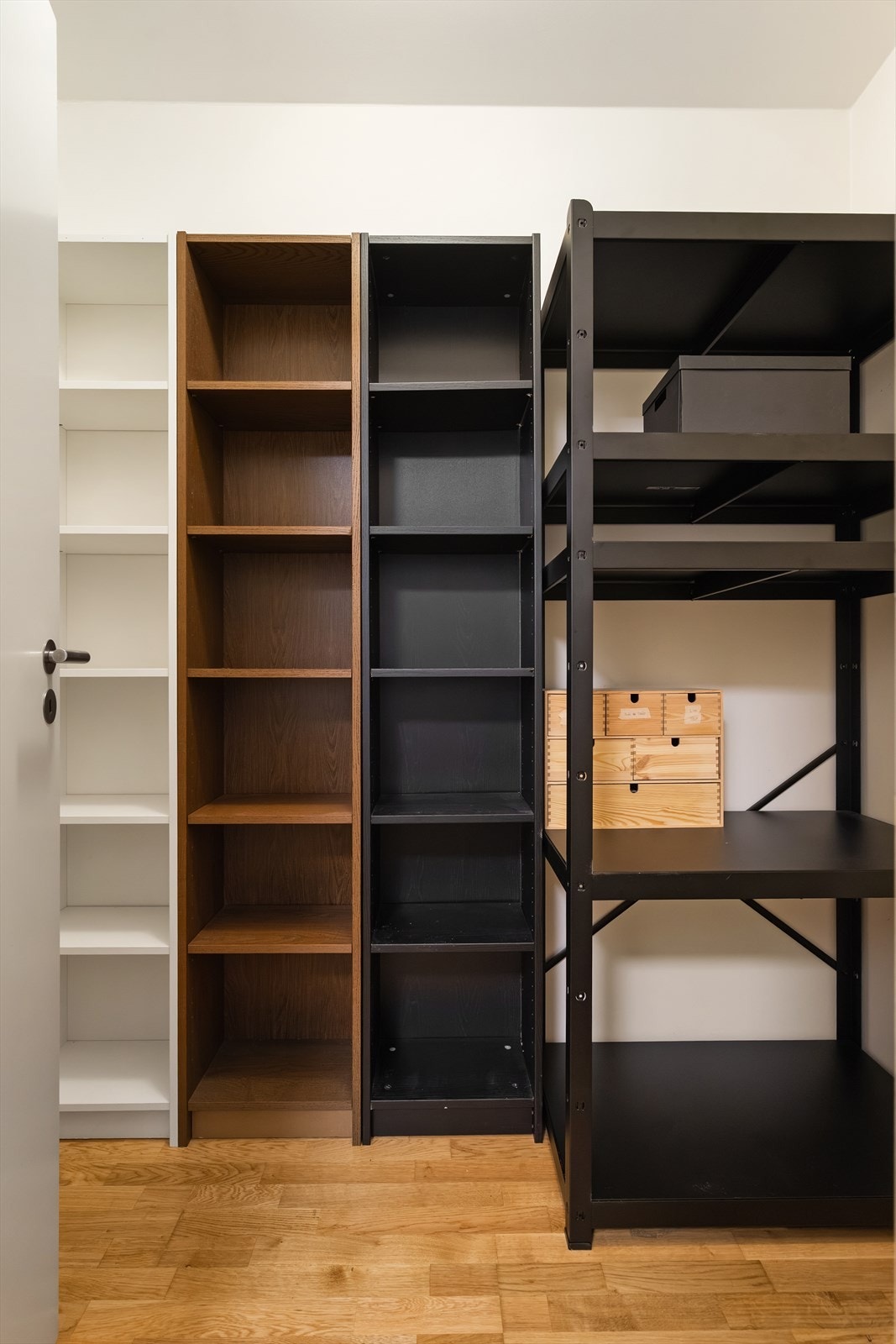 Her er det rikelig med plass til oppbevaring av klær og tilbehør. Galleribilde