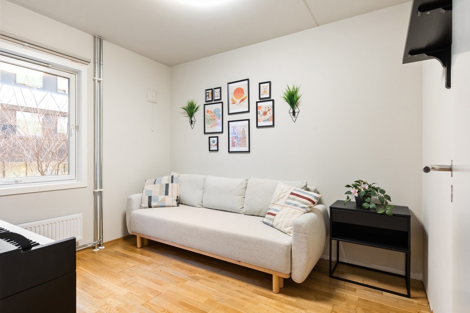 Boligens andre soverom er også av god størrelse med plass til seng og garderobe. Galleribilde