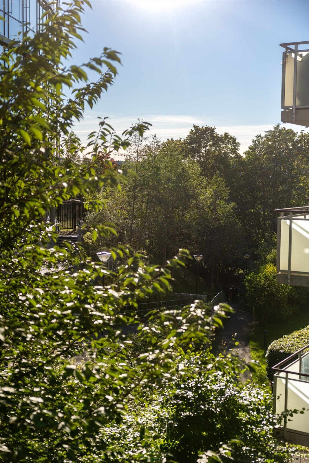 Akerselva renner rett ved leiligheten gjennom Nydalen, omgitt av frodige, grønne trær som gir et hyggelig utsyn fra balkongen. Galleribilde