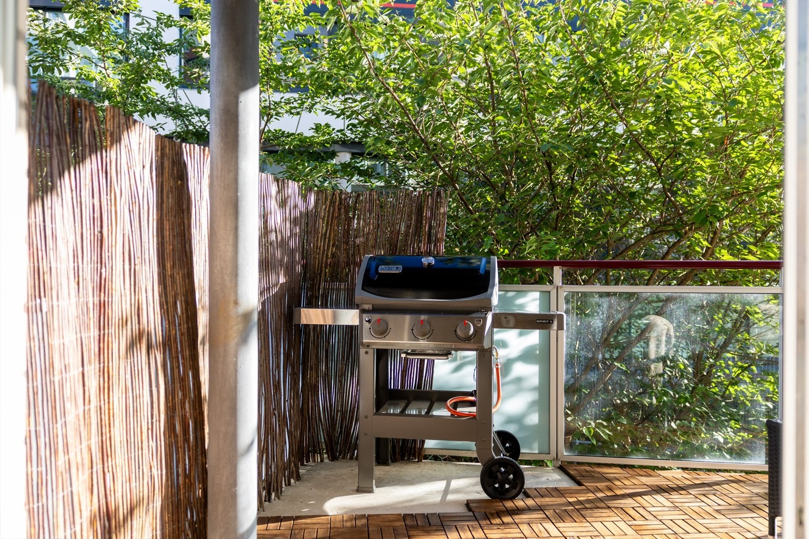 Med god plass til utemøbler, beplantning og gassgrill kan balkongen enkelt innredes som en lun og trivelig uteplass. Galleribilde