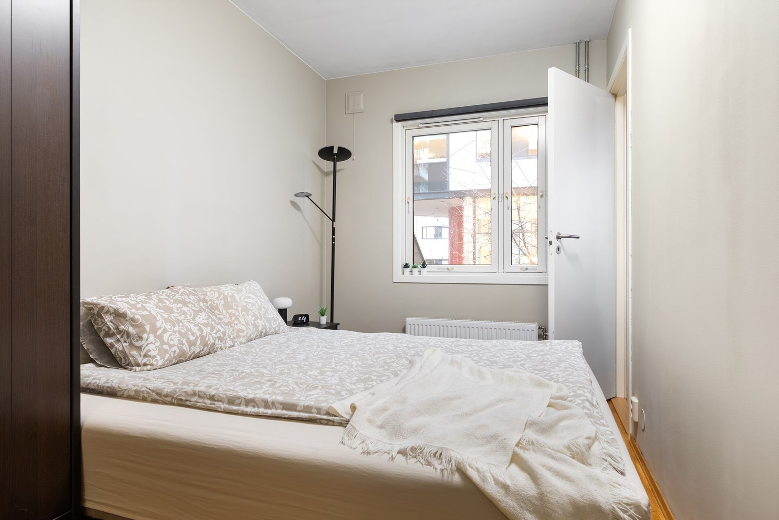 Fra stuen er det direkte adkomst til et romslig soverom med god plass til dobbeltseng, nattbord og øvrig møblering. Galleribilde