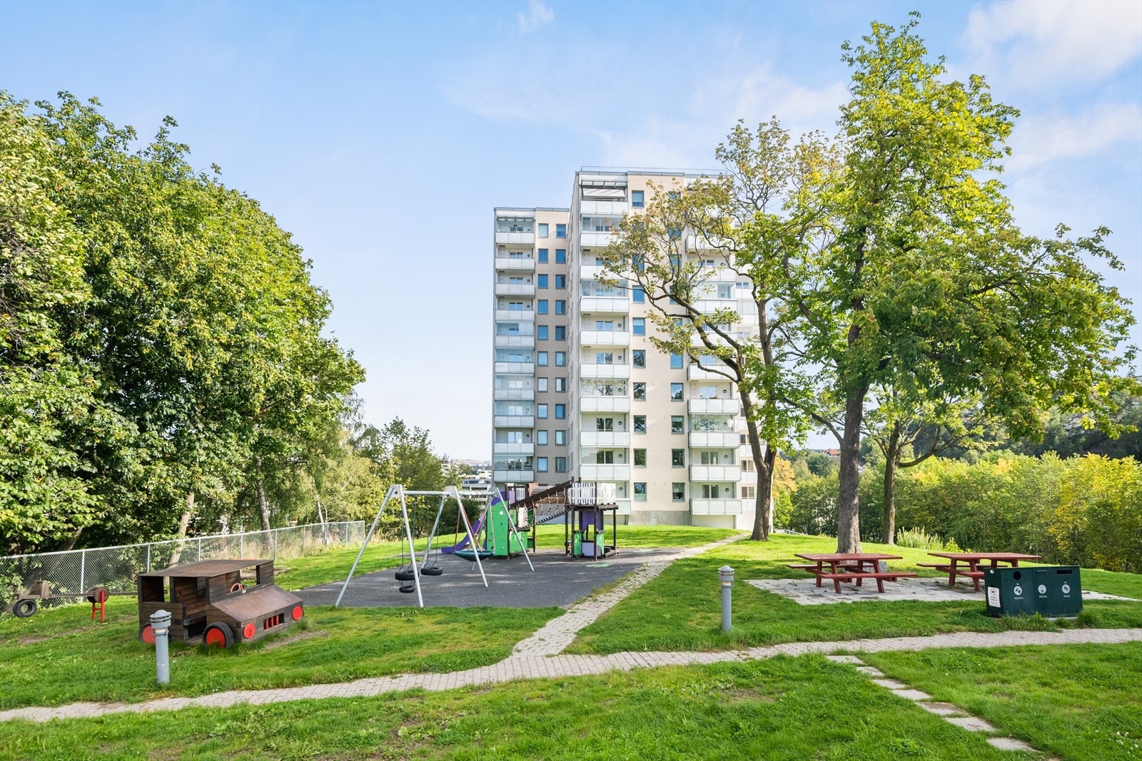 Lekeplassen gir barna et trygt og morsomt sted å leke, mens grønne områder og sittegrupper inviterer til avslappende stunder og hyggelige møter mellom naboer. Galleribilde