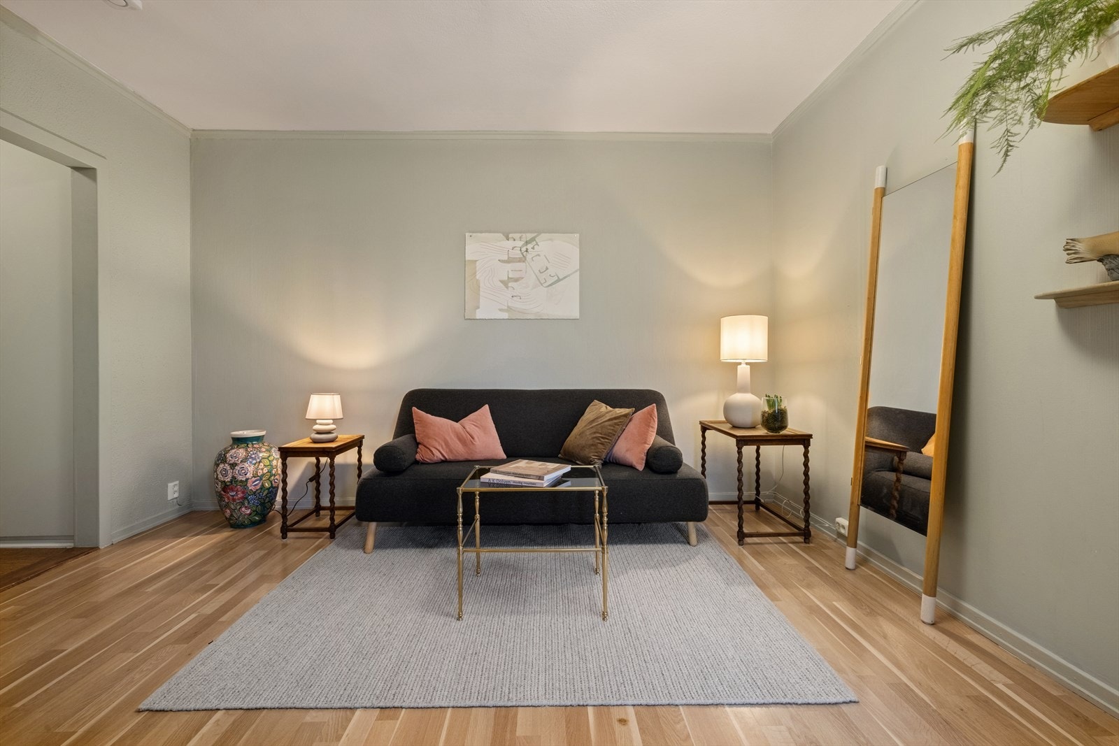 Stuen er leilighetens naturlige samlingspunkt og byr på god plass til en komfortabel sofagruppe, perfekt for avslapning og hyggelige kvelder. Galleribilde