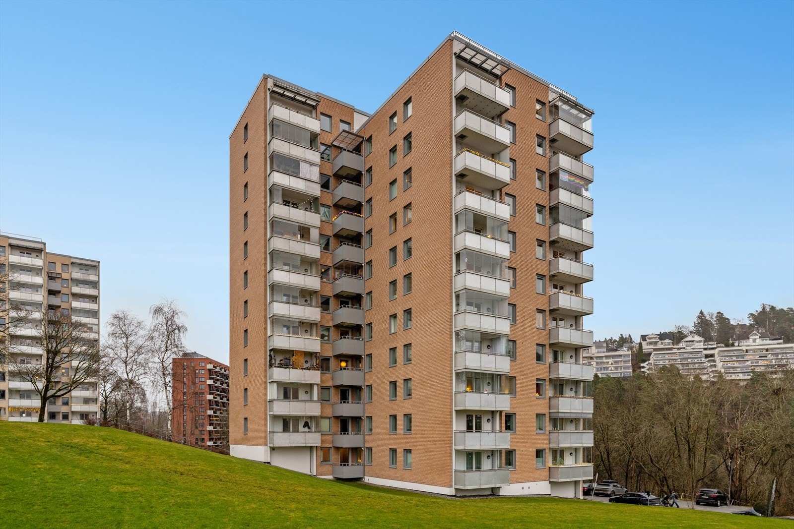 En attraktiv 2-roms leilighet i 10. etasje beliggende i det populære området Lodalen ved Etterstad i Oslo kommune. Området tilbyr gode solforhold og nærhet til offentlig transport, med kort avstand til Bryn stasjon og Oslo S. Galleribilde