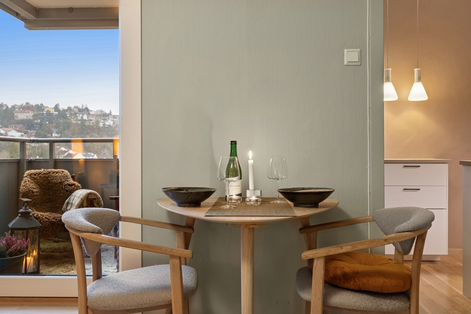 Spisebordet er plassert like ved kjøkkenet og balkongen. Den korte avstanden til kjøkkenet gjør servering enkelt og effektivt, mens nærheten til balkongen gir mulighet for å åpne døren og slippe inn frisk luft og naturlig lys. Galleribilde