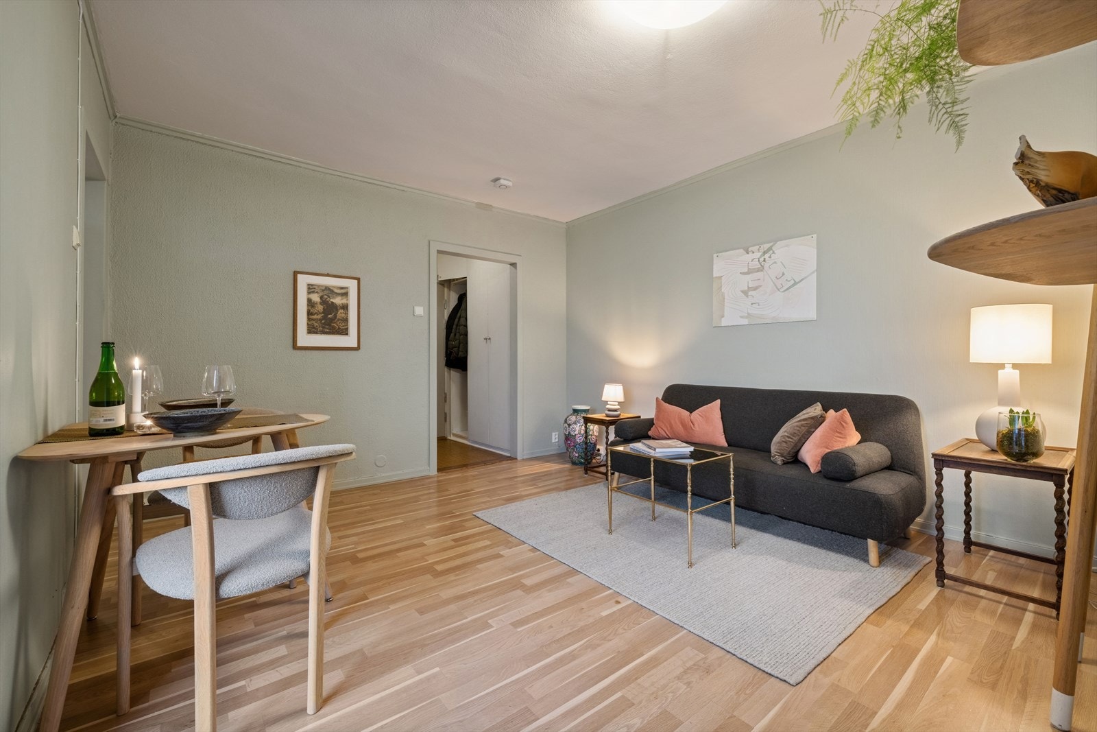 I tillegg er det god plass til et spisebord, slik at du enkelt kan kombinere hverdagsmåltider med sosiale sammenkomster. Galleribilde