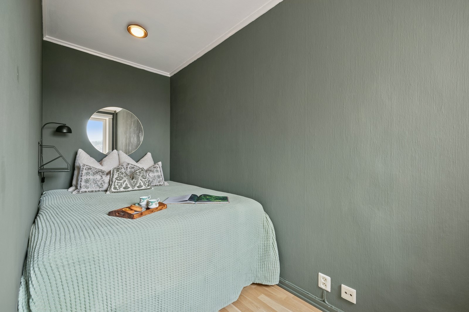 Dagens soverom var opprinnelig en del av stuen - veggen mellom rommene er satt opp i ettertid. Vindu som slipper inn rikelig med naturlig lys og rammer inn den flotte utsikten, noe som skaper en lys og luftig følelse i rommet. Galleribilde