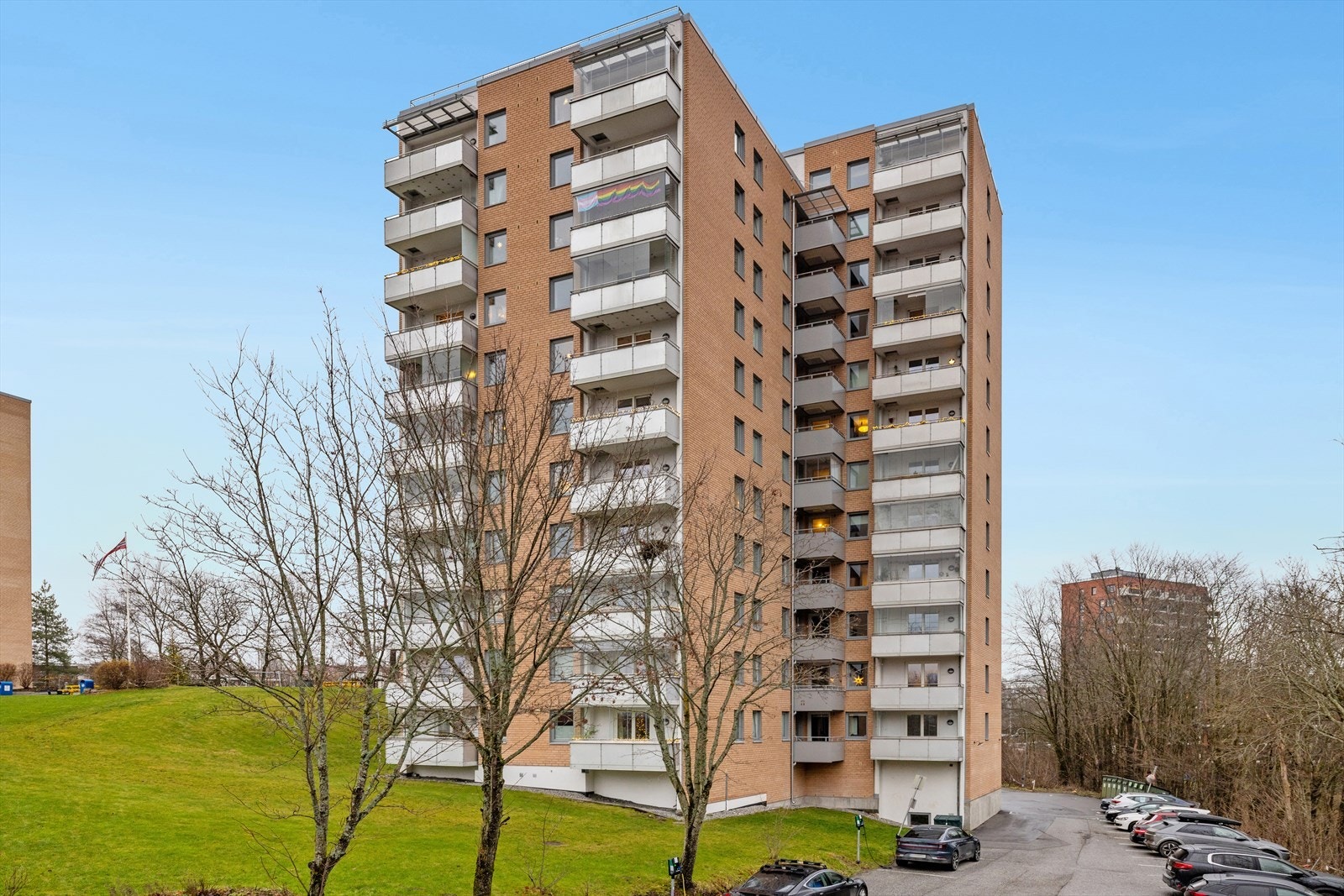 Tomten er felleseiet av aksjelaget og fremstår som velholdt og innbydende. Her finner du et stort parkeringsareal som gir god plass til beboernes kjøretøy, samt en hyggelig lekeplass som skaper et trygt og sosialt område for barn. Galleribilde