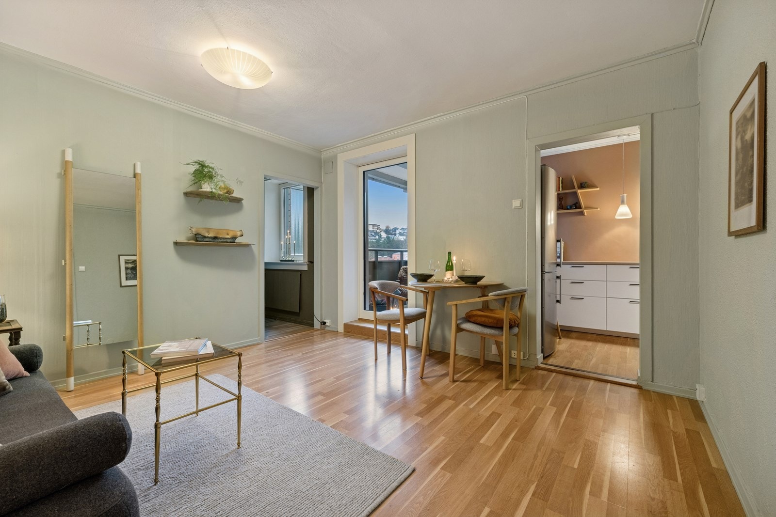 Den åpne og luftige planløsningen gir rommet en behagelig atmosfære, og store vindusflater slipper inn godt med dagslys, noe som skaper en lys og trivelig ramme. Galleribilde