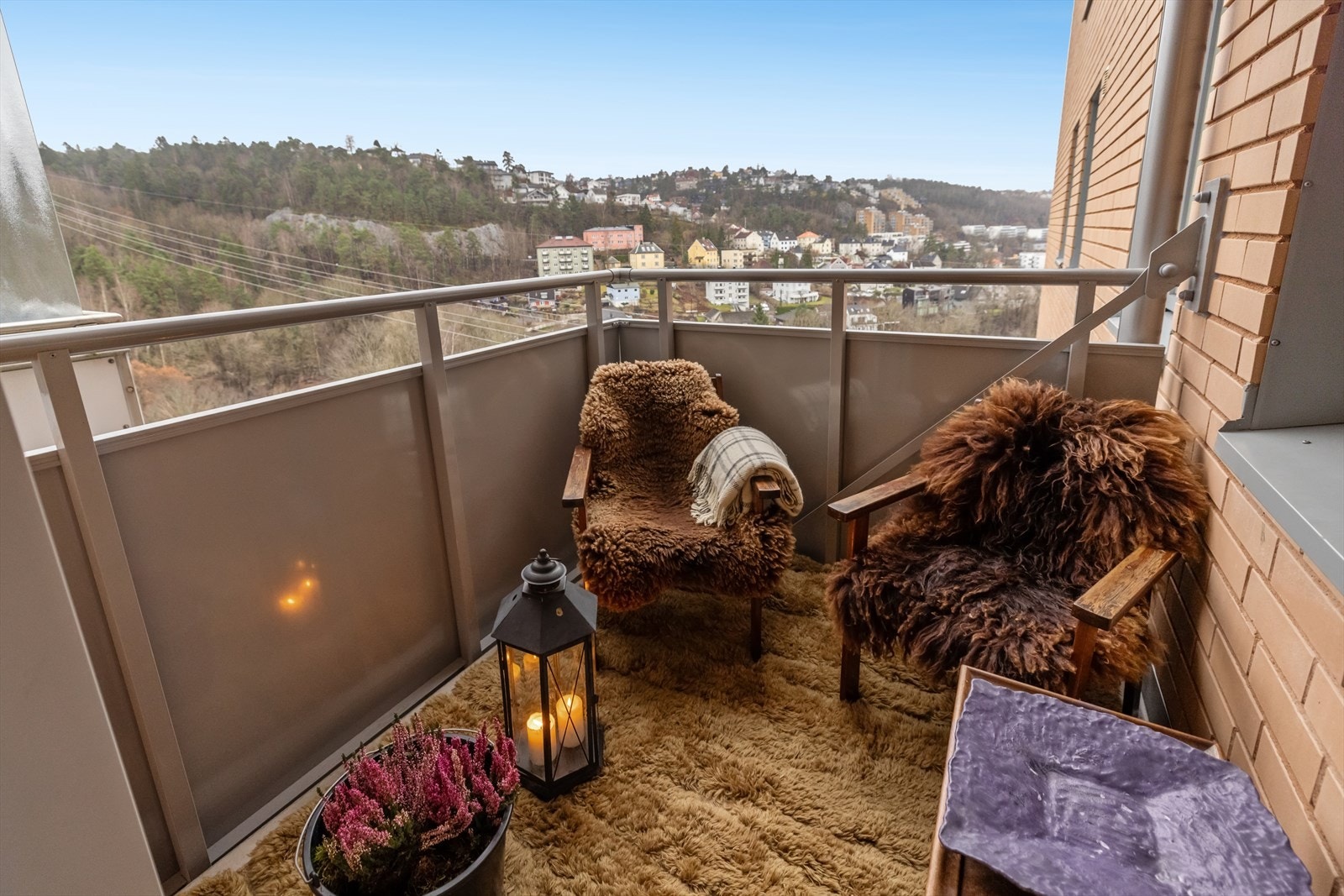 Her er det plass til utemøbler og flott utsikt utover Lodalen og områder rundt. Galleribilde