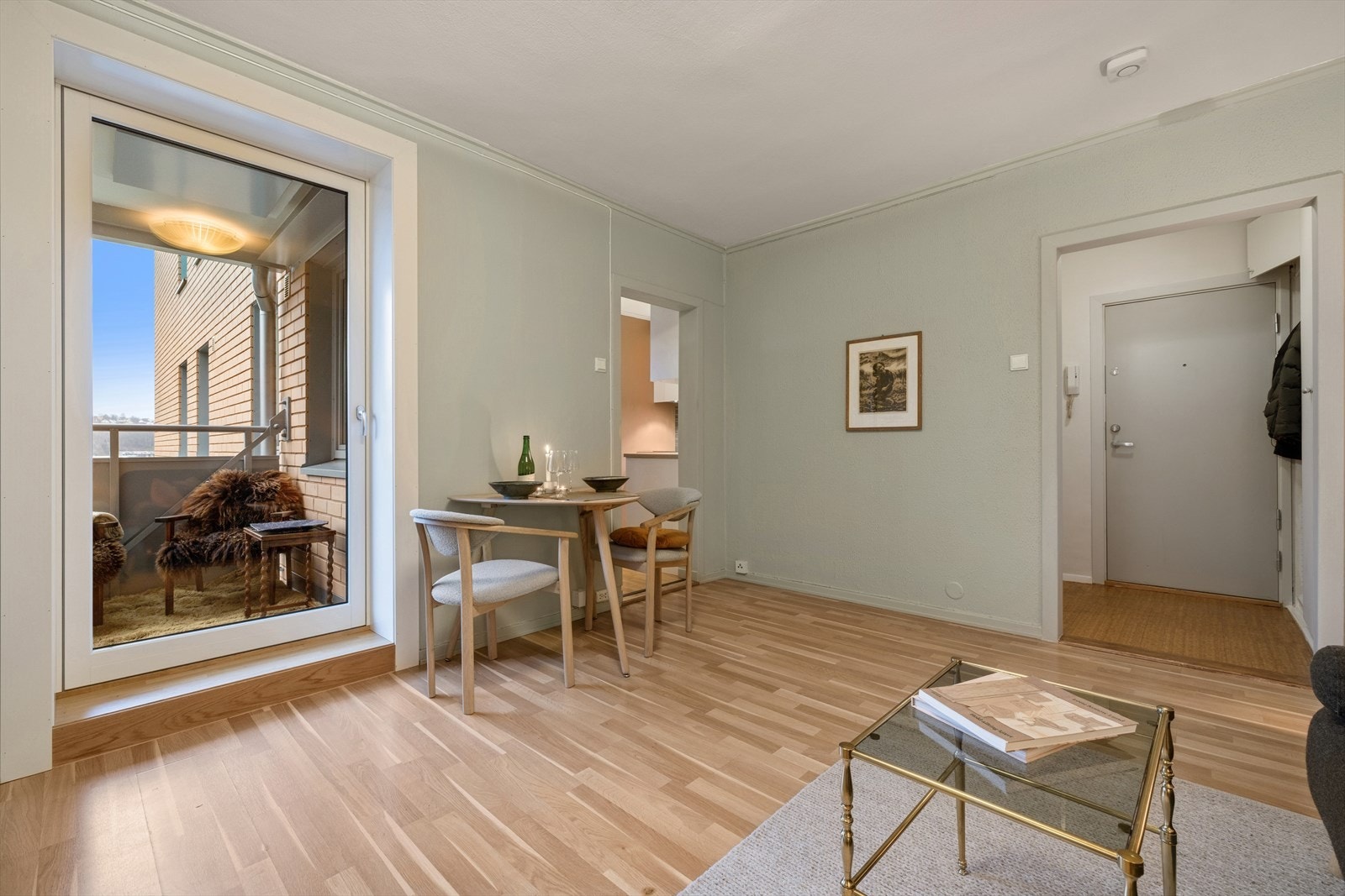 Leiligheten har en praktisk spiseplass som gir rom for både hverdagsmåltider og hyggelige sammenkomster. Galleribilde