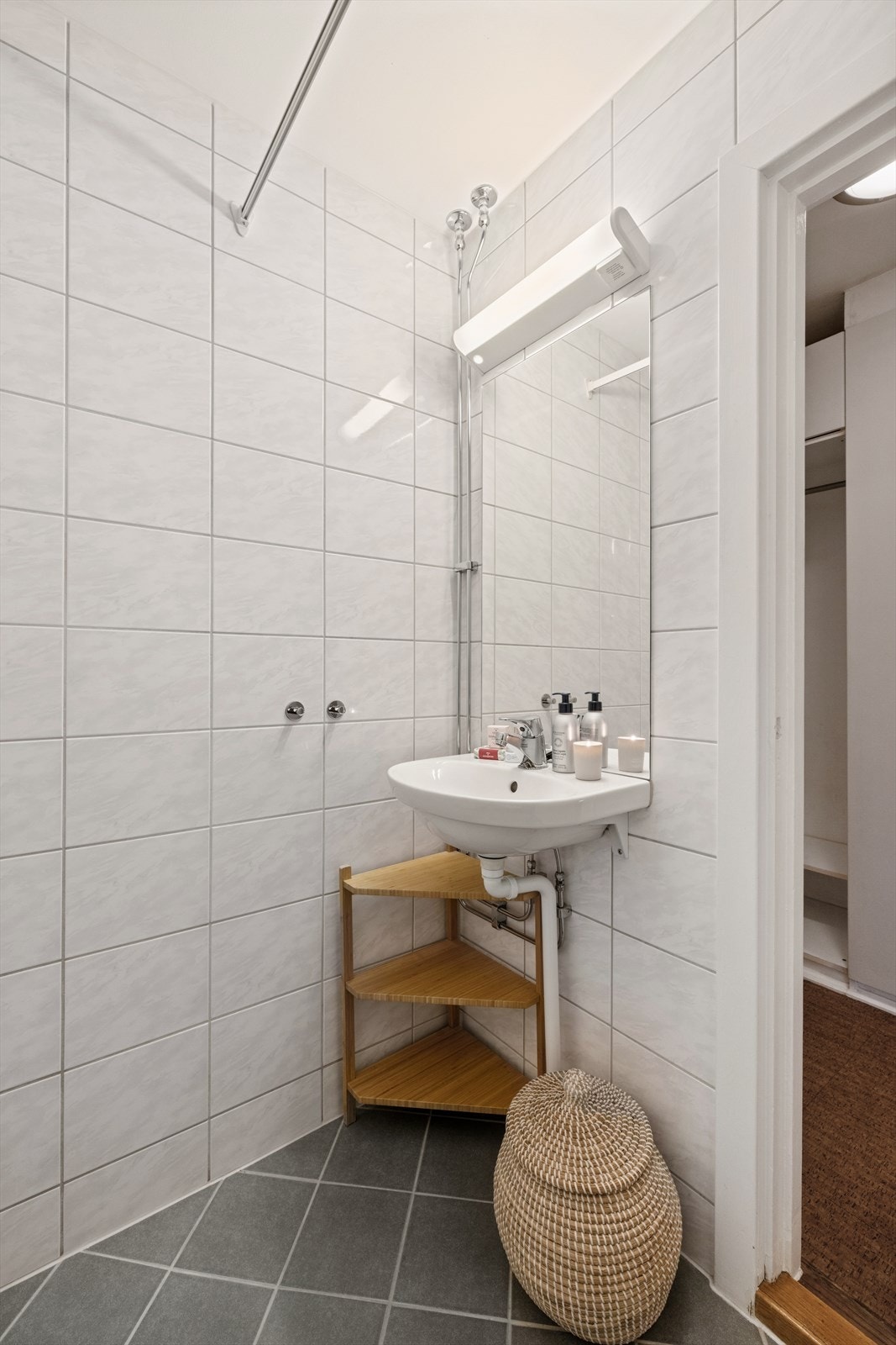 Fra entréen er det tilkomst til leilighetens baderom. Badet ble totalrenovert i regi av aksjelaget i 2016 og fremstår som stilrent og funksjonelt. Galleribilde