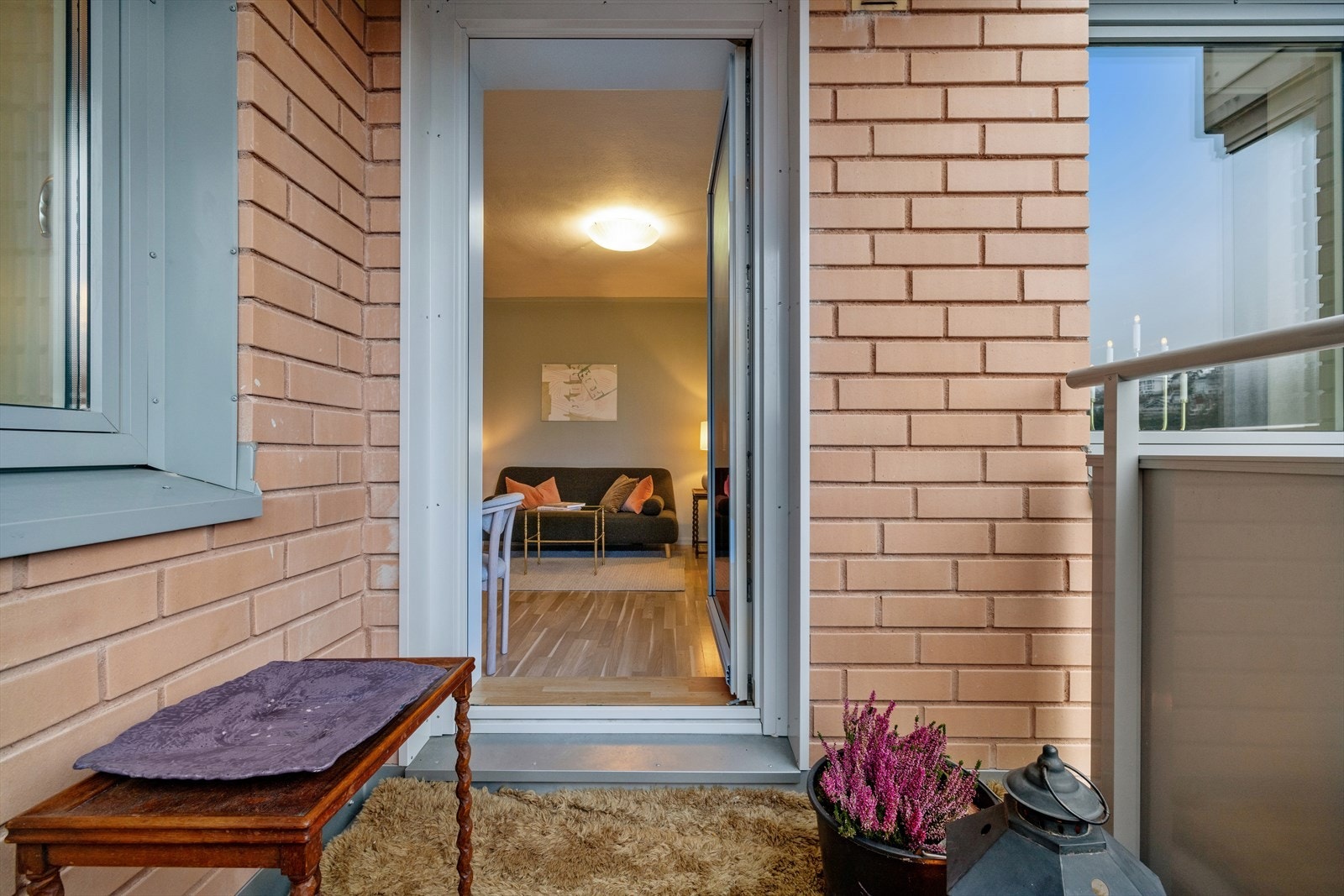 Stuen har en naturlig tilknytning til balkongen, hvor du kan nyte frisk luft og utsikt - perfekt for morgenkaffen eller avslappende kvelder. Galleribilde