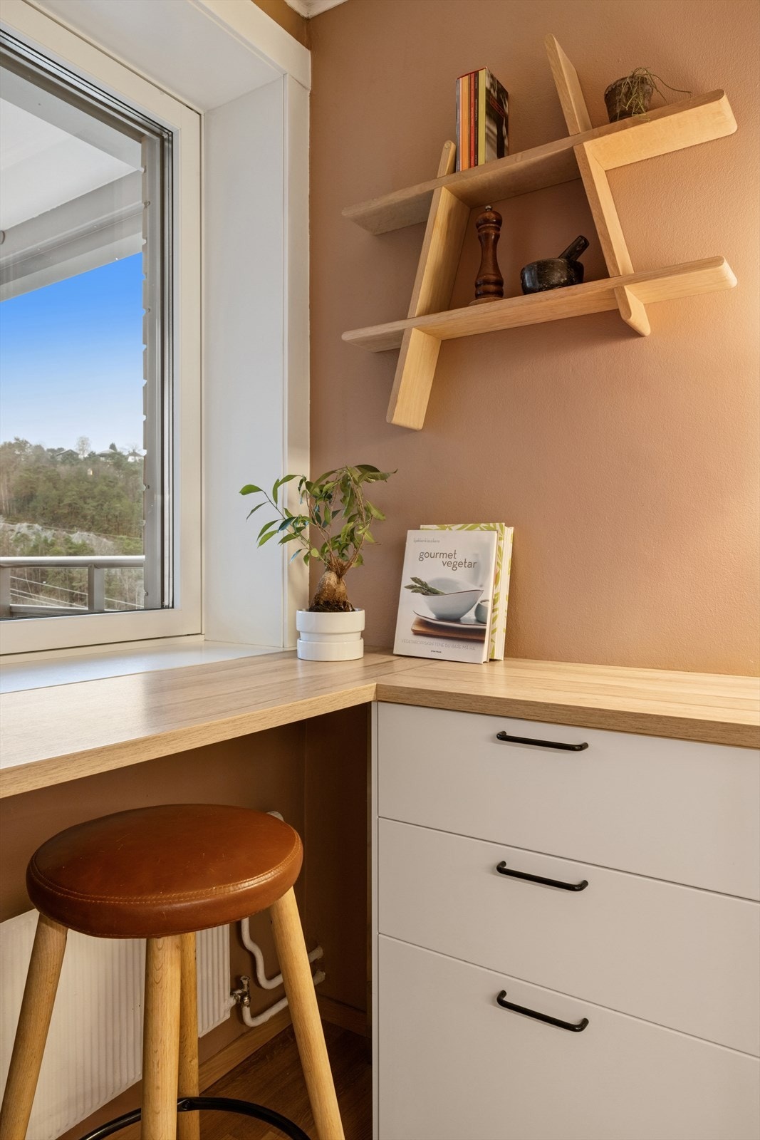 En løsning som gir både funksjonalitet og en hyggelig atmosfære i kjøkkensonen. Galleribilde