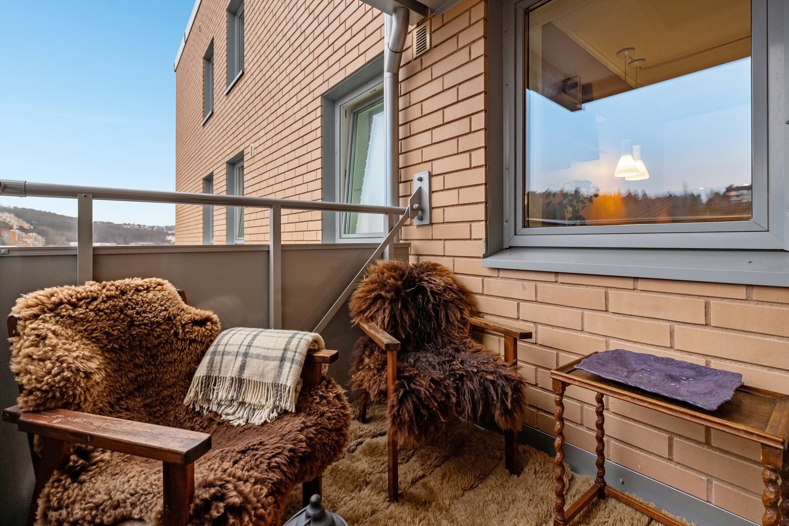 I 2023/2024 ble det etablert helt nye balkonger for ettromsleilighetene i aksjelaget, noe som gir beboerne en fantastisk mulighet til å nyte frisk luft og utsikt rett fra egen leilighet. Galleribilde