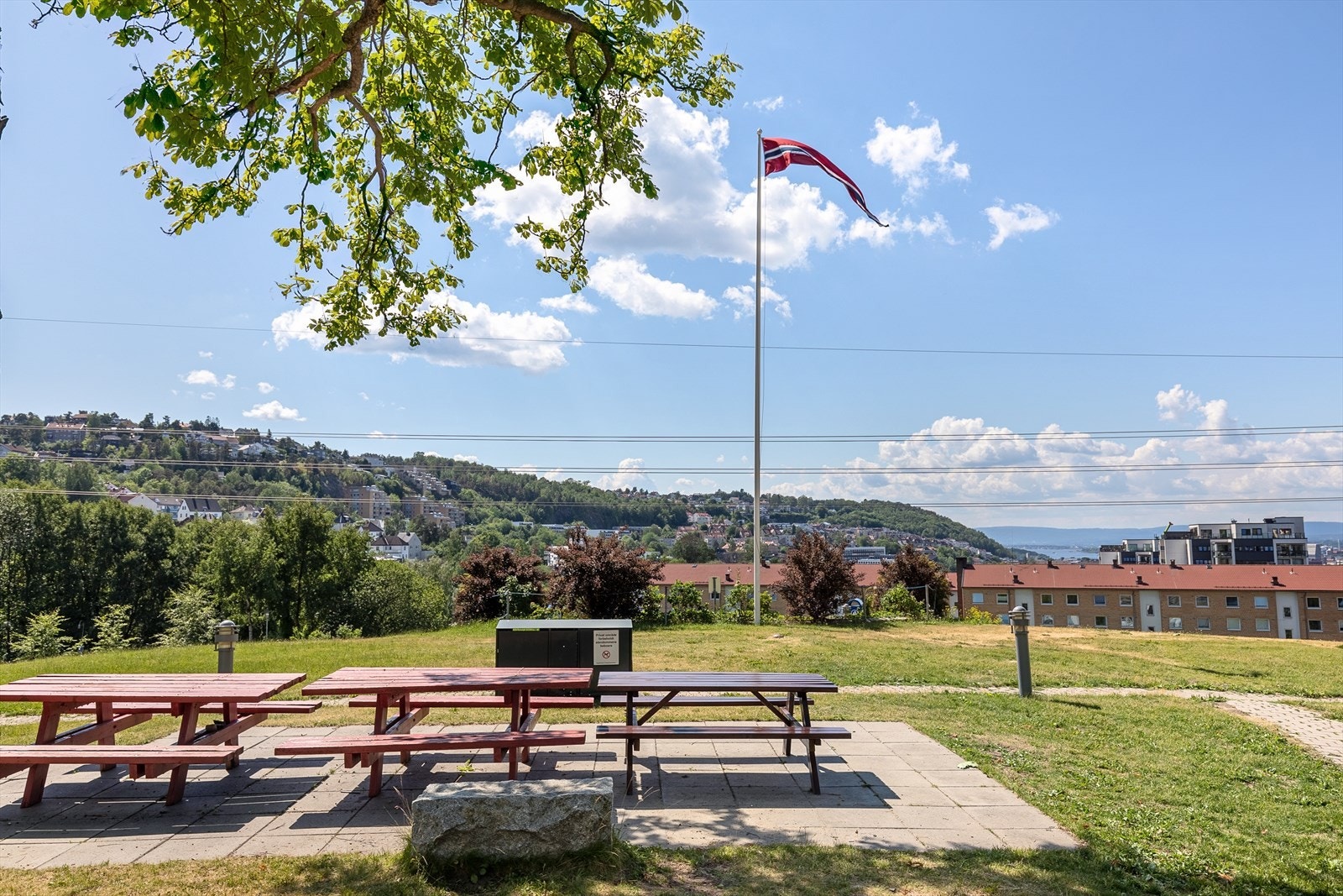 Tomten er utformet med fokus på både praktiske løsninger og sosiale soner, noe som skaper et hyggelig og inkluderende bomiljø. Galleribilde