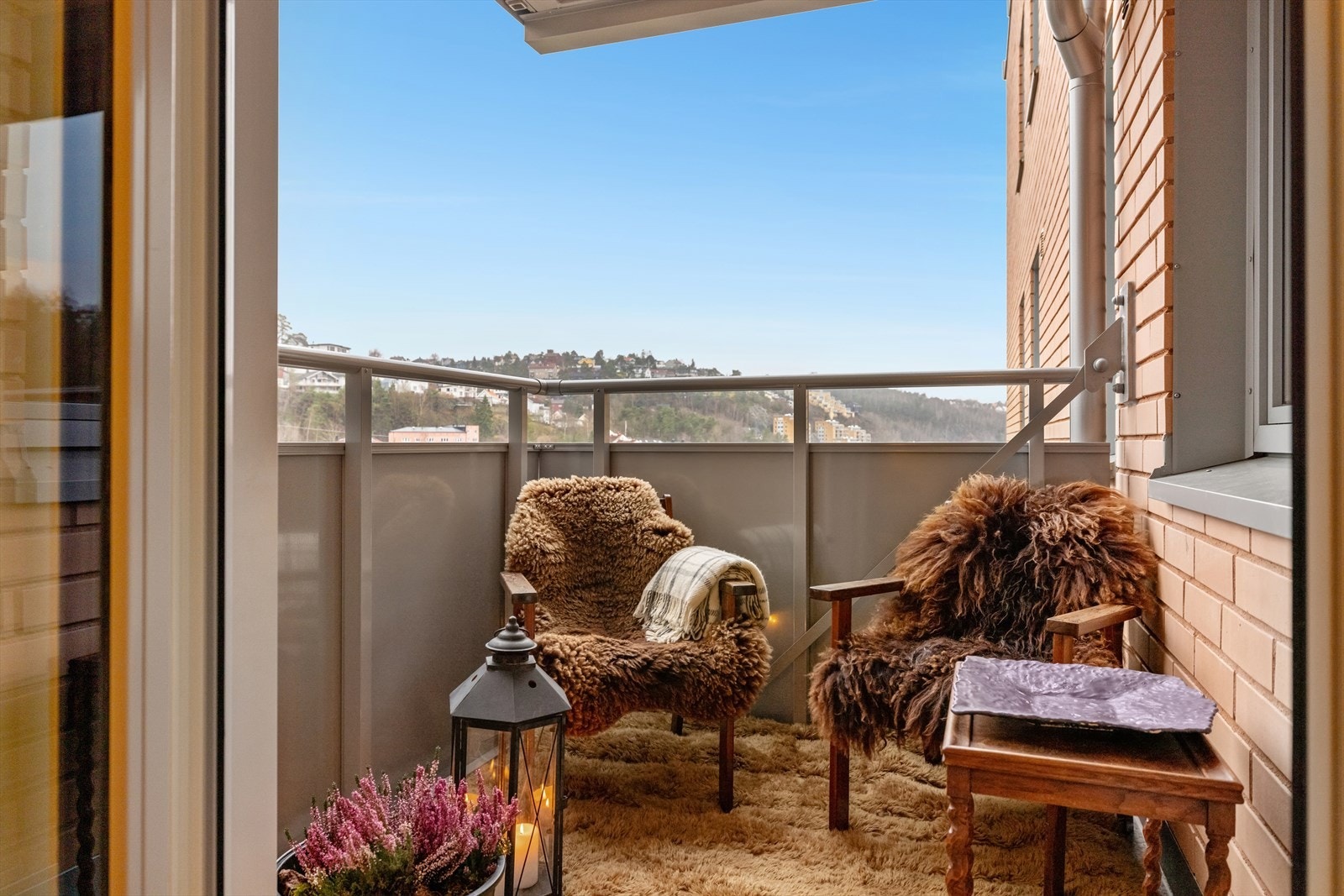 Balkongen fungerer som et ekstra oppholdsrom og gir deg muligheten til å ta med hjemmets komfort ut i friluft. Her kan du skape din egen lille oase med sittegruppe, blomster og grønne planter. Galleribilde