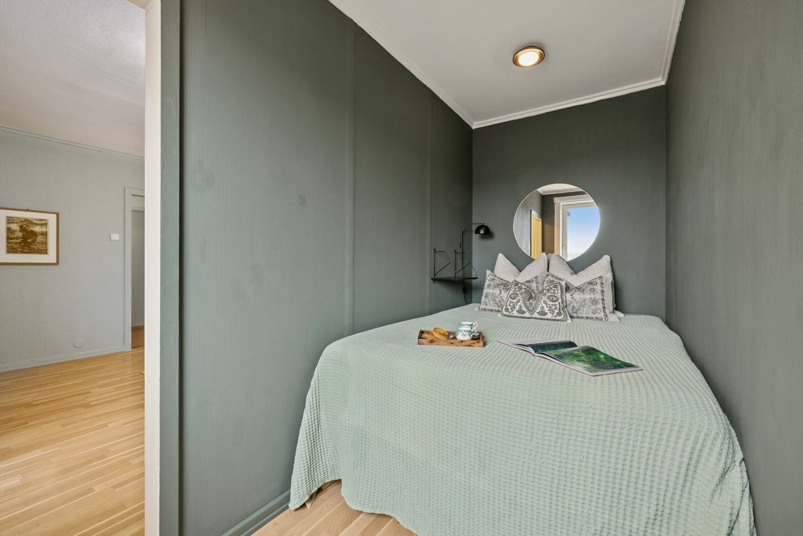 Leiligheten har ett soverom som gir en lun og behagelig atmosfære. Gulvet er belagt med slitesterk laminat fra 2012, og veggene har malte overflater fra 2018 som gir et moderne og rent uttrykk. Galleribilde