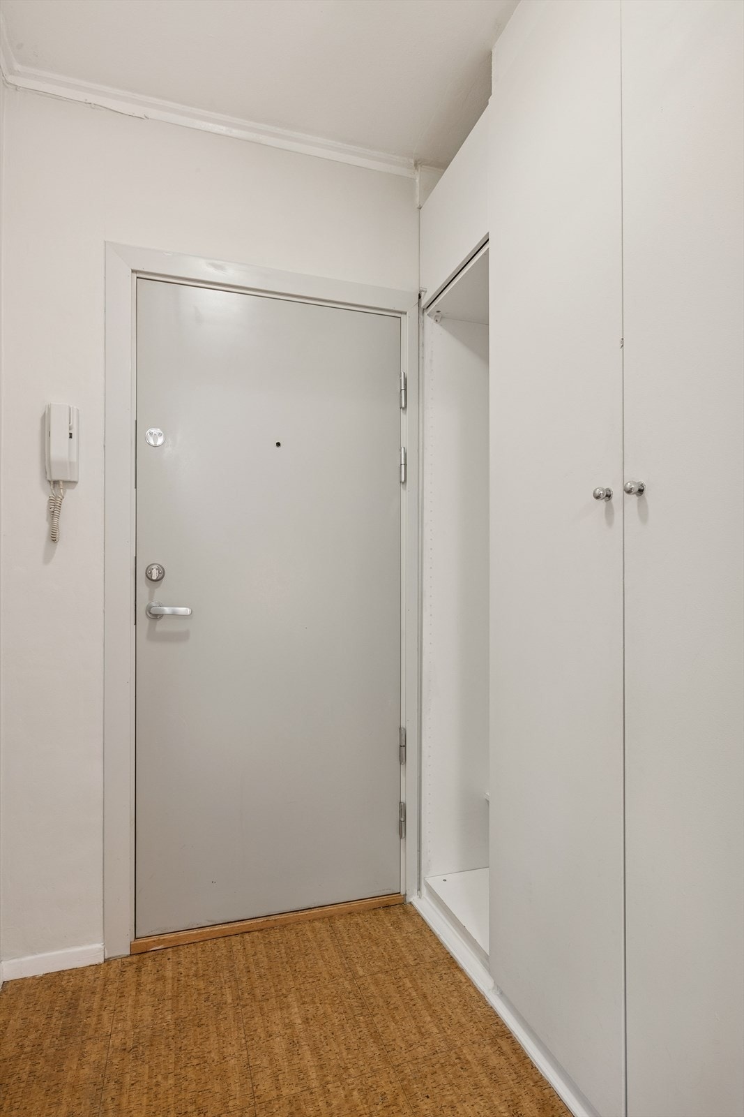 Når du kommer inn i leiligheten, møtes du av en lys entré med god plass til oppheng av yttertøy, og garderobeskap som gir praktisk oppbevaring. Adkomst via heis gjør hverdagen enklere og mer komfortabel, spesielt når du har med deg bagasje eller handler. Galleribilde