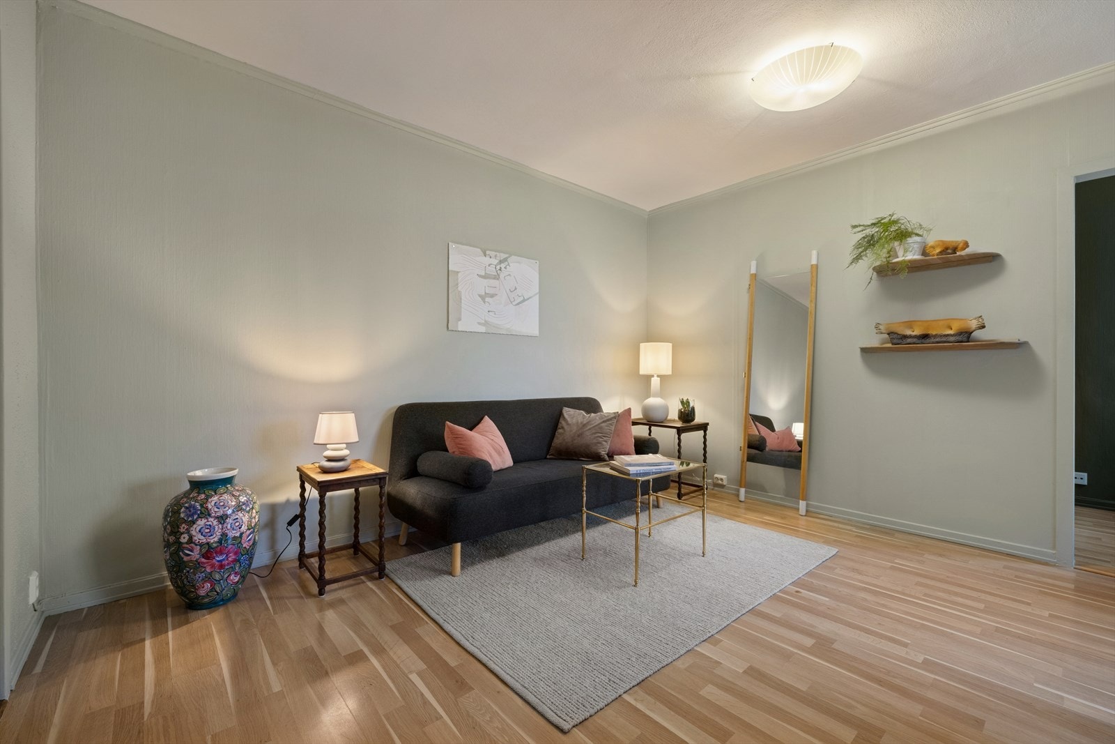 Den åpne og lyse atmosfæren gjør det enkelt å skape en koselig krok for både hverdagsro og sosiale kvelder. Galleribilde