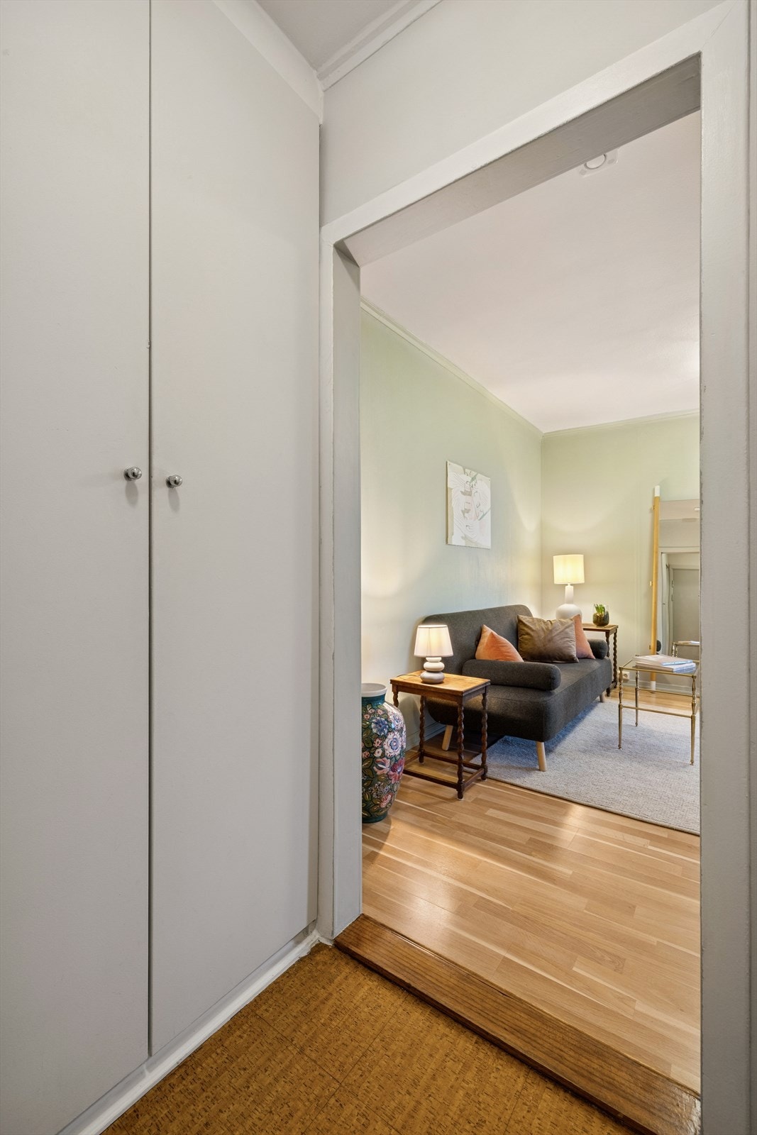 Fra entreen kommer du inn i leilighetes stue med tilhørende balkong og et soverom. Galleribilde