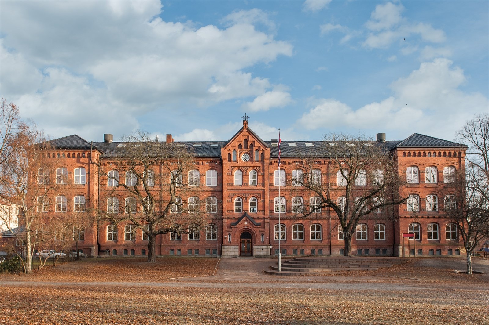 Vålerenga barneskole med trinn 1-7 er like ved. Skolen er kjent for et godt læringsmiljø og nærhet til grønne områder, noe som gir barna en trygg og aktiv oppvekst. Galleribilde