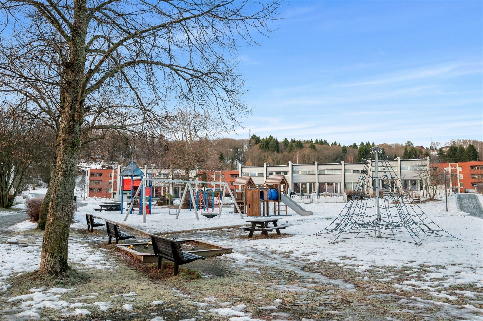 Nærmeste bussholdeplass ligger 50 meter unna boligen. Like ved boligen har du også umiddelbar tilgang til lekeplass, fotballbane og turområder. Galleribilde