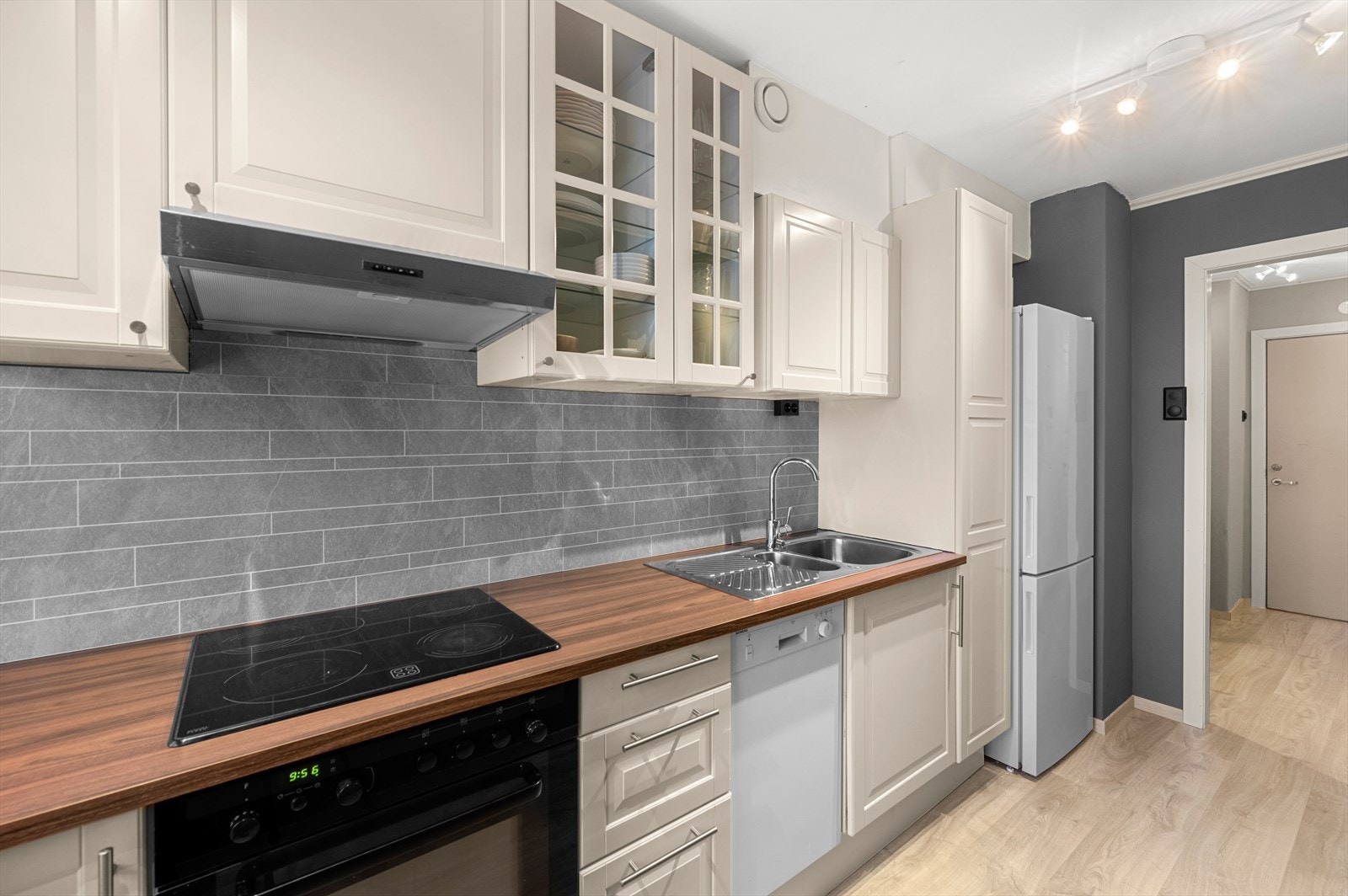 Kjøkkenet har rikelig med skap- og benkeplass samt integrert platetopp og stekeovn. Galleribilde