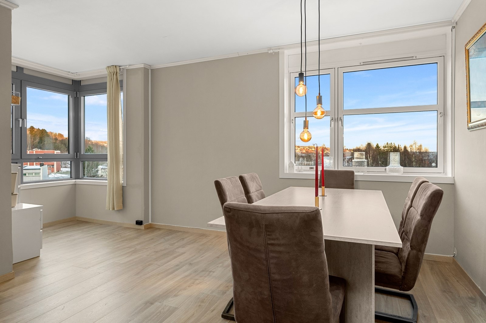 Stuen er malt i delikate og tidsriktige fargetoner. Galleribilde