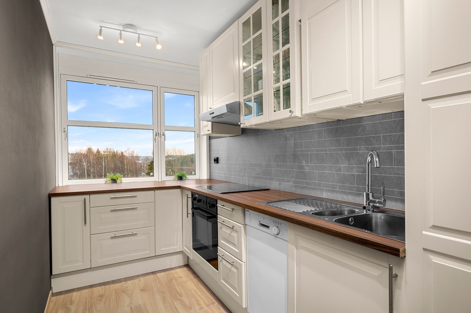 Kjøkkenet er adskilt og oppgradert i perioden 2024/2025. Galleribilde