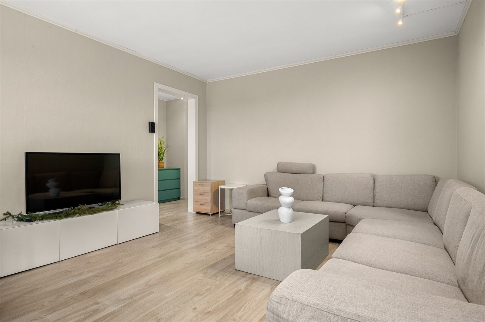 Lys og romslig stue med åpen løsning og flere møbleringsmuligheter. Galleribilde