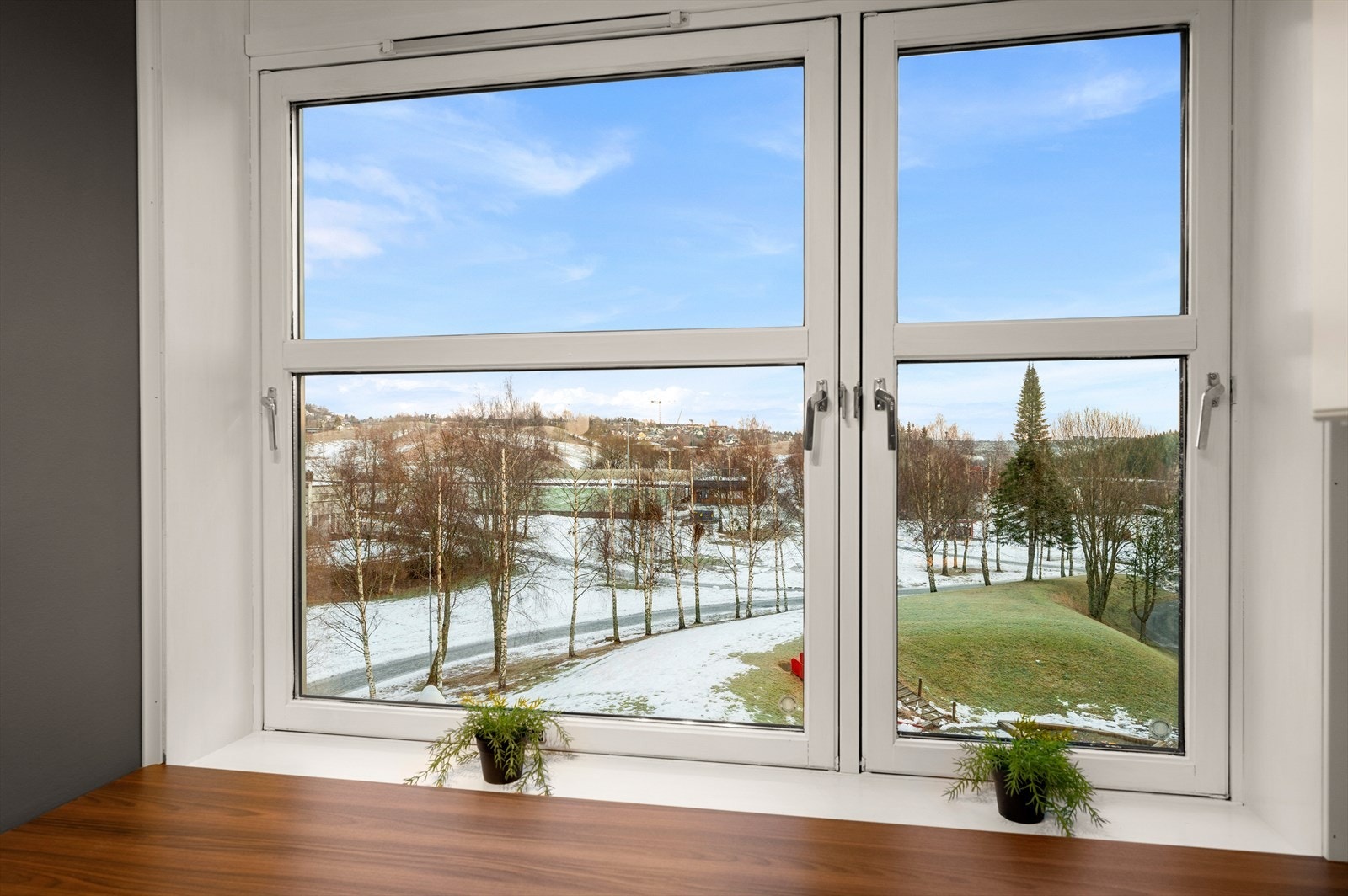 Fra kjøkkenvinduet er det utsikt mot fellesarealet. Galleribilde