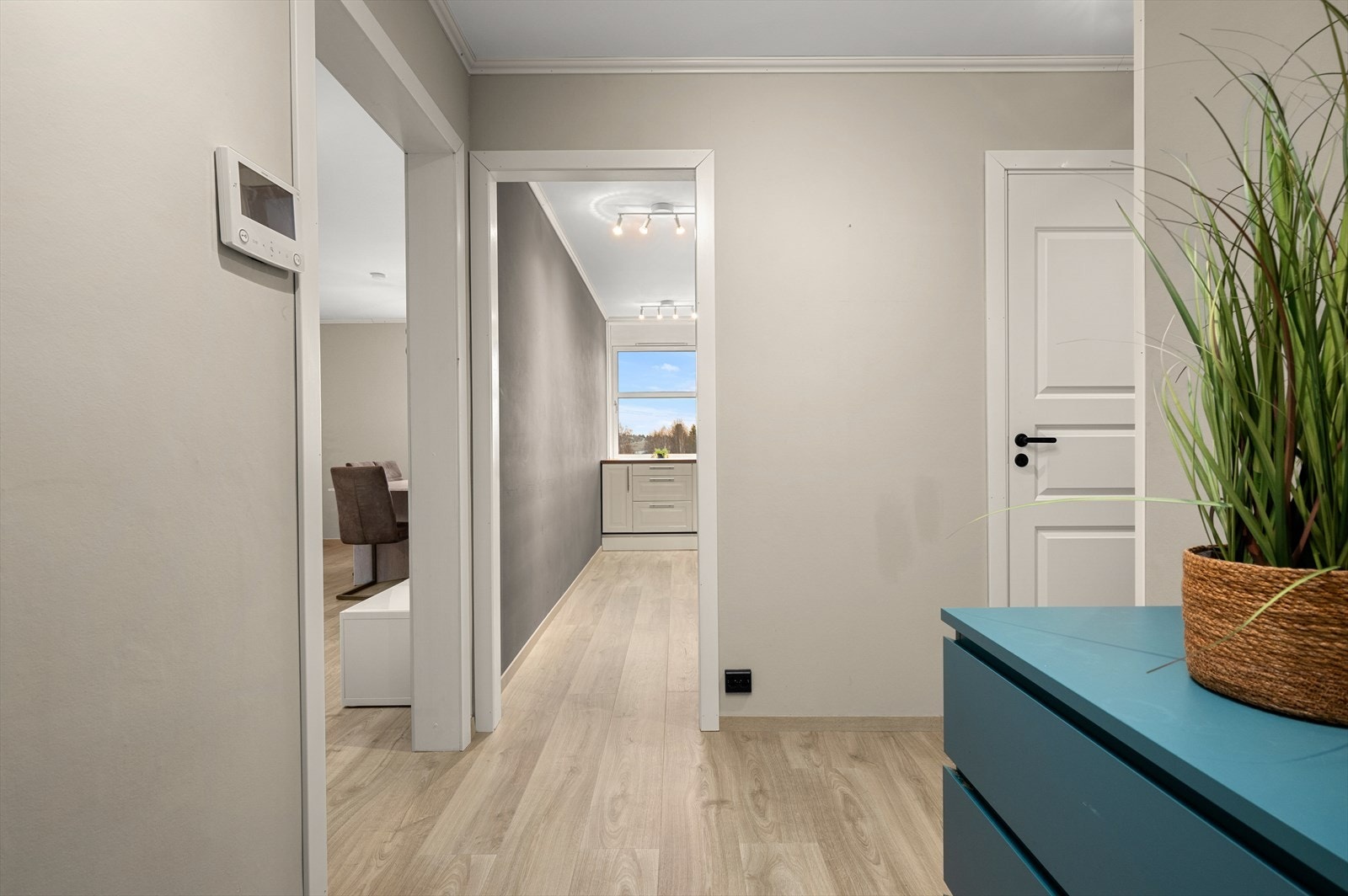 Fra gangen har du direkte adgang til leilighetens stue og kjøkken. Galleribilde