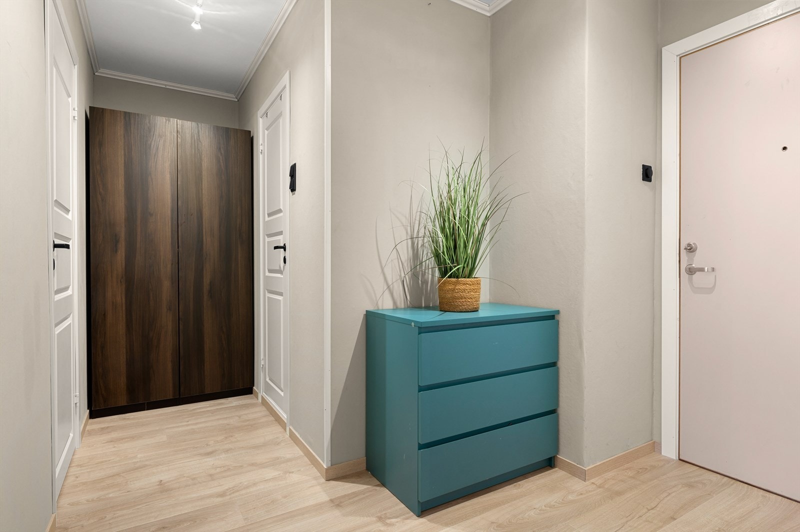 Romslig entré med praktisk garderobeskap og gode oppbevaringsmuligheter. Galleribilde