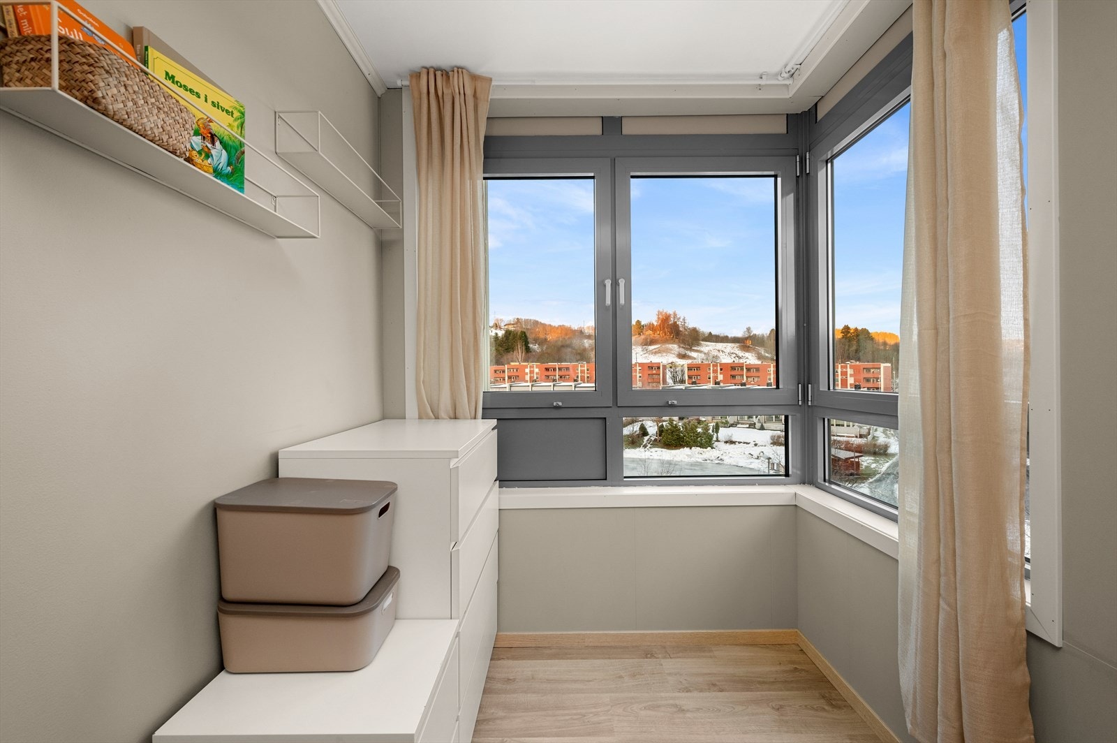 Stuen har også en fleksibel krok med flere bruksmuligheter. Her det også rause vindusflater som gir mye naturlig lys. Galleribilde