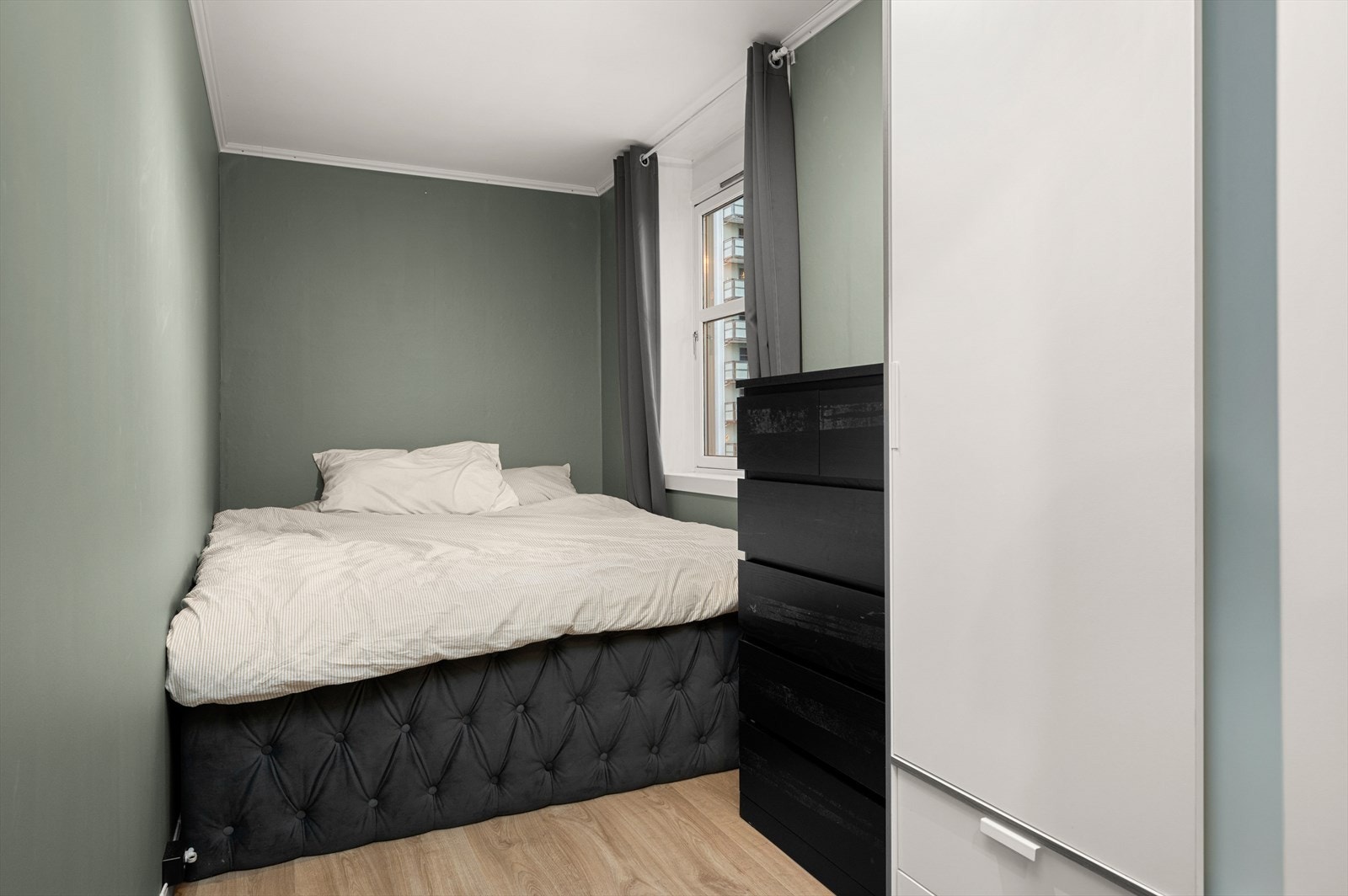 Leilighetens soverom er på xx og har plass til garderobeløsning og dobbeltseng. Galleribilde