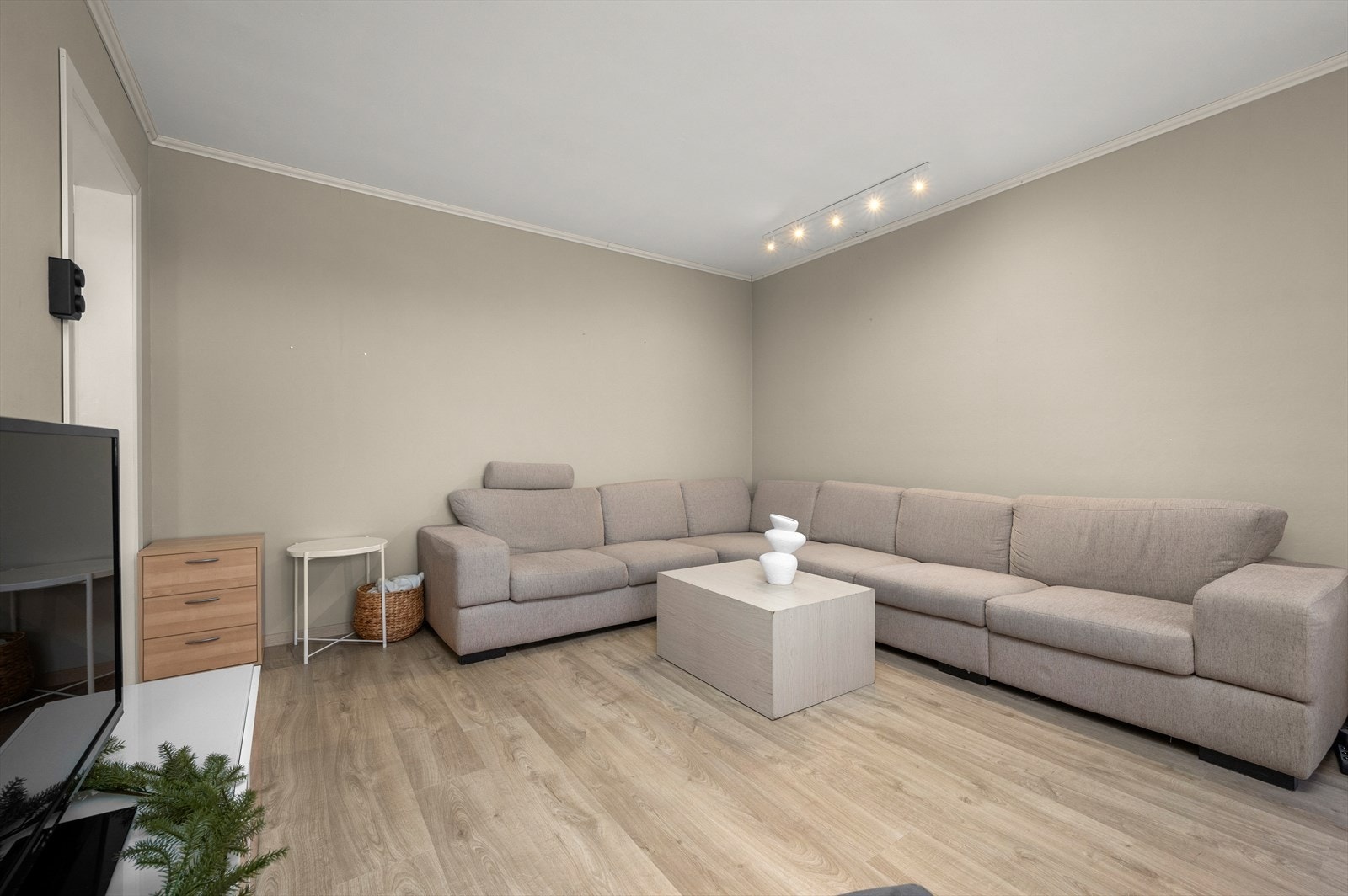 Leiligheten har gjennomgått betydelige oppgraderinger det siste året og holder en gjennomgående pen standard. Galleribilde